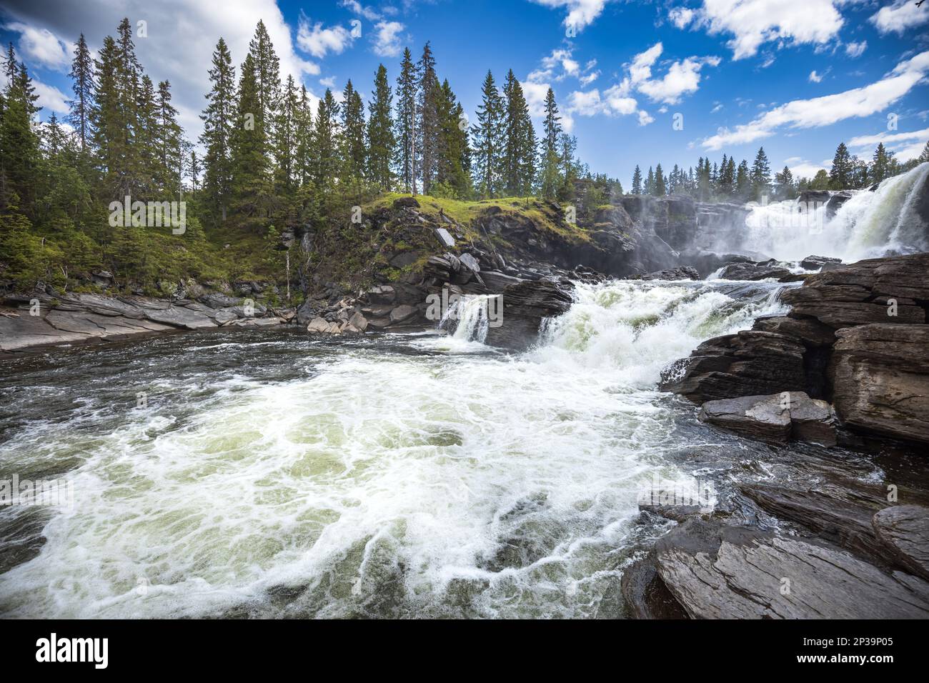 Ristafallet cascata nella parte occidentale di Jamtland è elencato come una delle più belle cascate in Svezia. Foto Stock