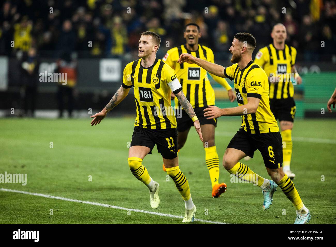 Dortmund, Signal Iduna Park, 03.03.23: Marco Reus (Dortmund) verwandelt zum 1:0 Tor nach Elfmeter und Jubt miot Salih Özcan im 1.Fussball Bundesliga Foto Stock