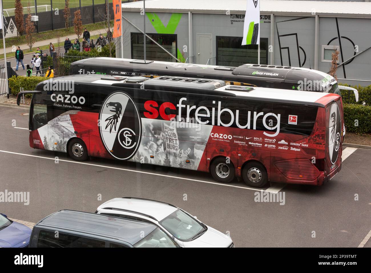 Sport, calcio, Bundesliga, 2022/2023, Borussia Moenchengladbach vs. SC Freiburg 0-0, Stadium Borussia Park, team bus Freiburg, le NORMATIVE DFL VIETANO QUALSIASI USO DI FOTOGRAFIE COME SEQUENZE DI IMMAGINI E/O QUASI-VIDEO Foto Stock