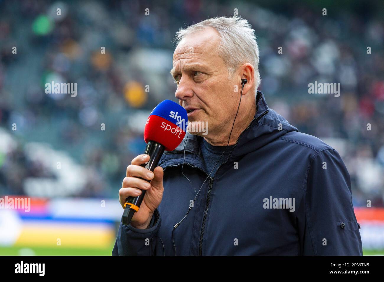 Sports, football, Bundesliga, 2022/2023, Borussia Moenchengladbach vs. SC Freiburg 0-0, Stadium Borussia Park, Head Coach Christian Streich (SCF) intervistato dall'emittente televisiva Sky, LE NORMATIVE DFL VIETANO QUALSIASI USO DI FOTOGRAFIE COME SEQUENZE DI IMMAGINI E/O QUASI-VIDEO Foto Stock