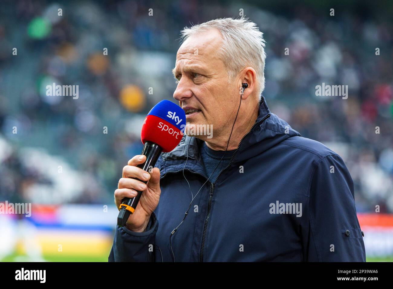 Sports, football, Bundesliga, 2022/2023, Borussia Moenchengladbach vs. SC Freiburg 0-0, Stadium Borussia Park, Head Coach Christian Streich (SCF) intervistato dall'emittente televisiva Sky, LE NORMATIVE DFL VIETANO QUALSIASI USO DI FOTOGRAFIE COME SEQUENZE DI IMMAGINI E/O QUASI-VIDEO Foto Stock