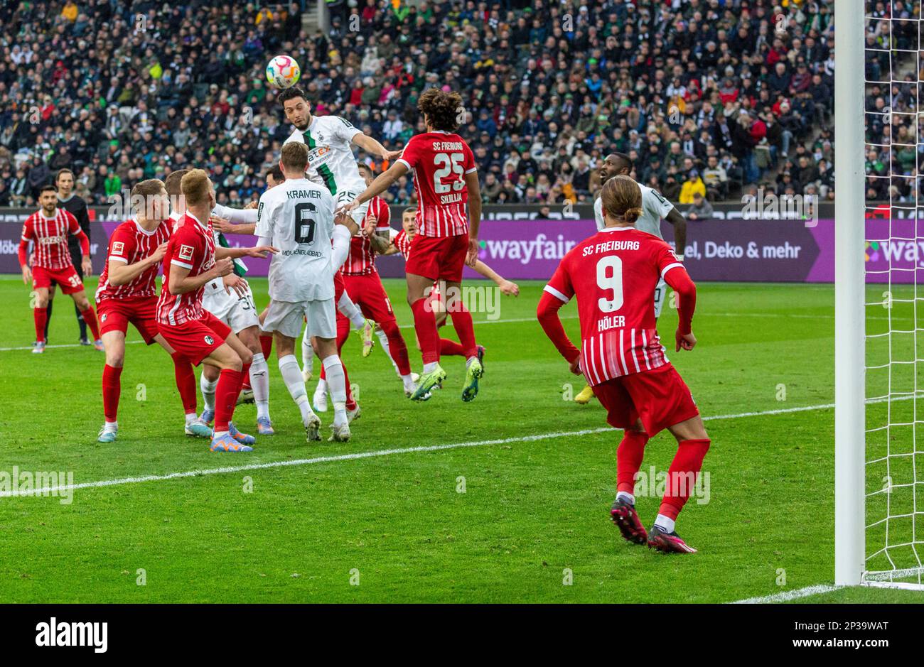 Sport, calcio, Bundesliga, 2022/2023, Borussia Moenchengladbach vs. SC Freiburg 0-0, Stadio Borussia Park, scena della partita, grande opportunità per rami Bensebanini (MG) per header, Lucas Hoeler (SCF) Right Saves on the goalline, le NORMATIVE DFL VIETANO QUALSIASI USO DI FOTOGRAFIE COME SEQUENZE DI IMMAGINI E/O QUASI-VIDEO Foto Stock