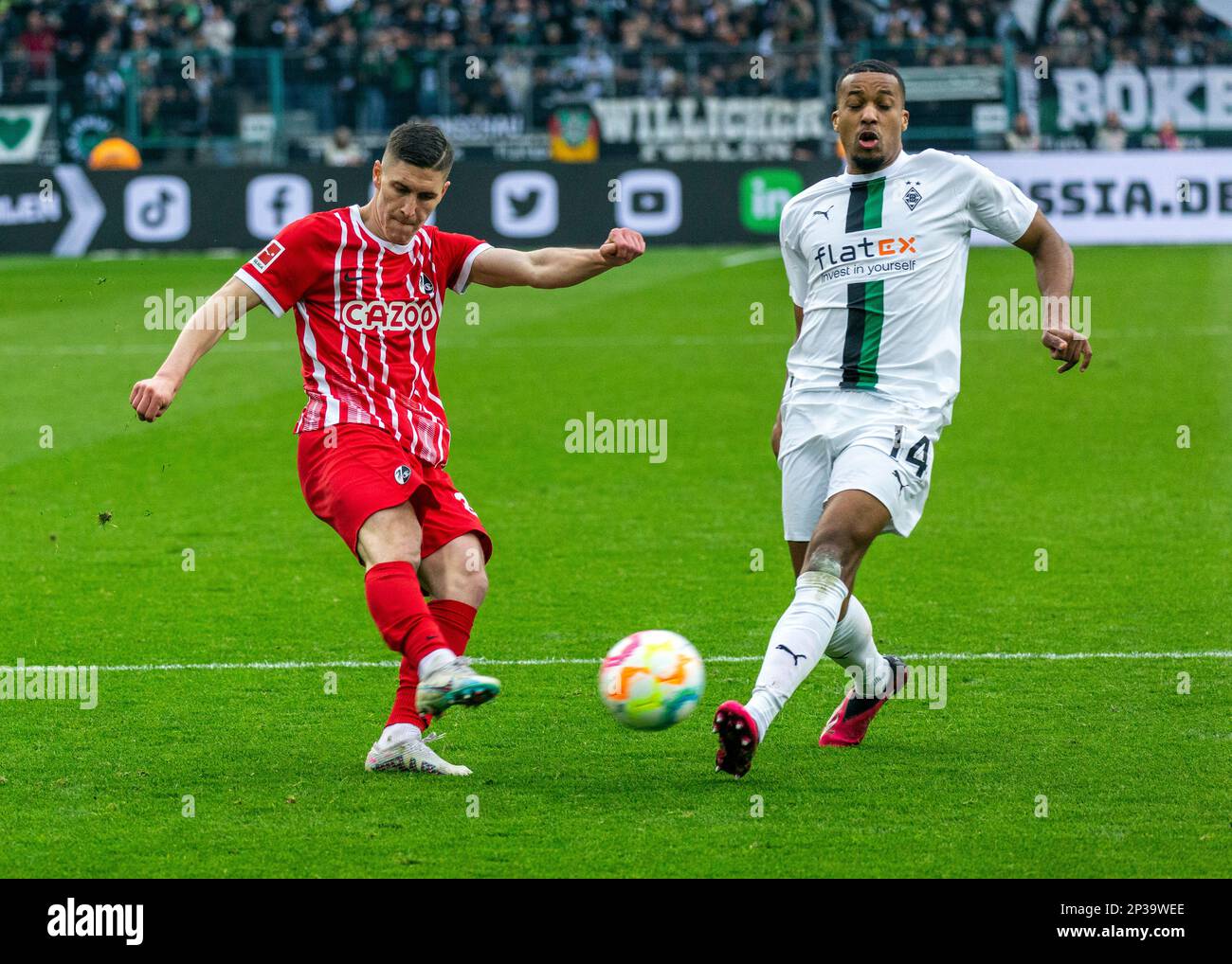 Sport, calcio, Bundesliga, 2022/2023, Borussia Moenchengladbach vs. SC Freiburg 0-0, Stadio Borussia Park, scena della partita, Roland Sallai (SCF) sinistra e Alassane plea (MG), le NORMATIVE DFL VIETANO QUALSIASI USO DI FOTOGRAFIE COME SEQUENZE DI IMMAGINI E/O QUASI-VIDEO Foto Stock