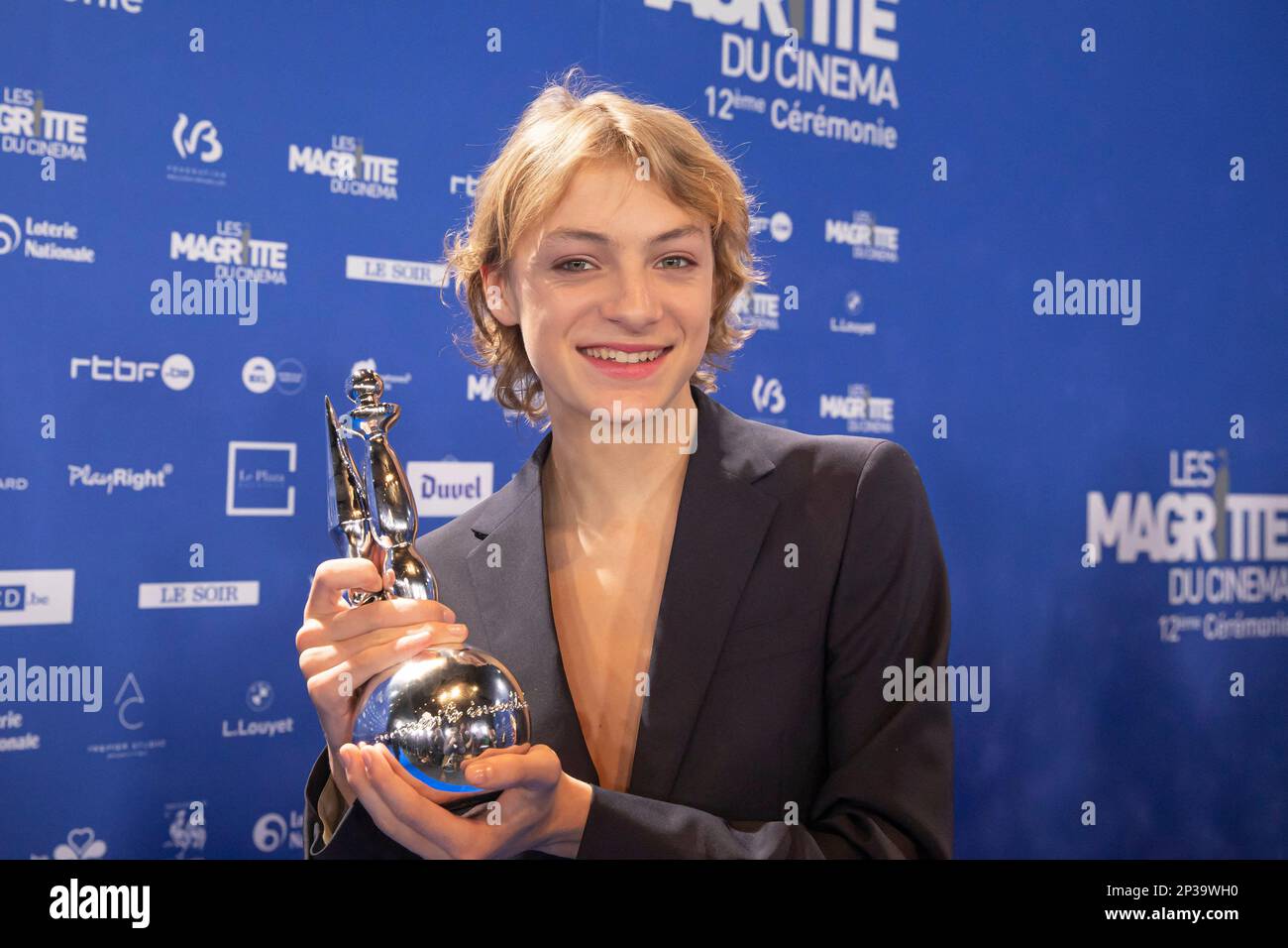 Eden Damsalamoia, miglior attore di speranza giovane posa con premio hisr durante il '12th 'Les Magritte Du Cinema' Awards il 04 marzo 2023 a Bruxelles, Belgio. Foto di Sebastien Courdji/ABACAPRESS.COM Foto Stock