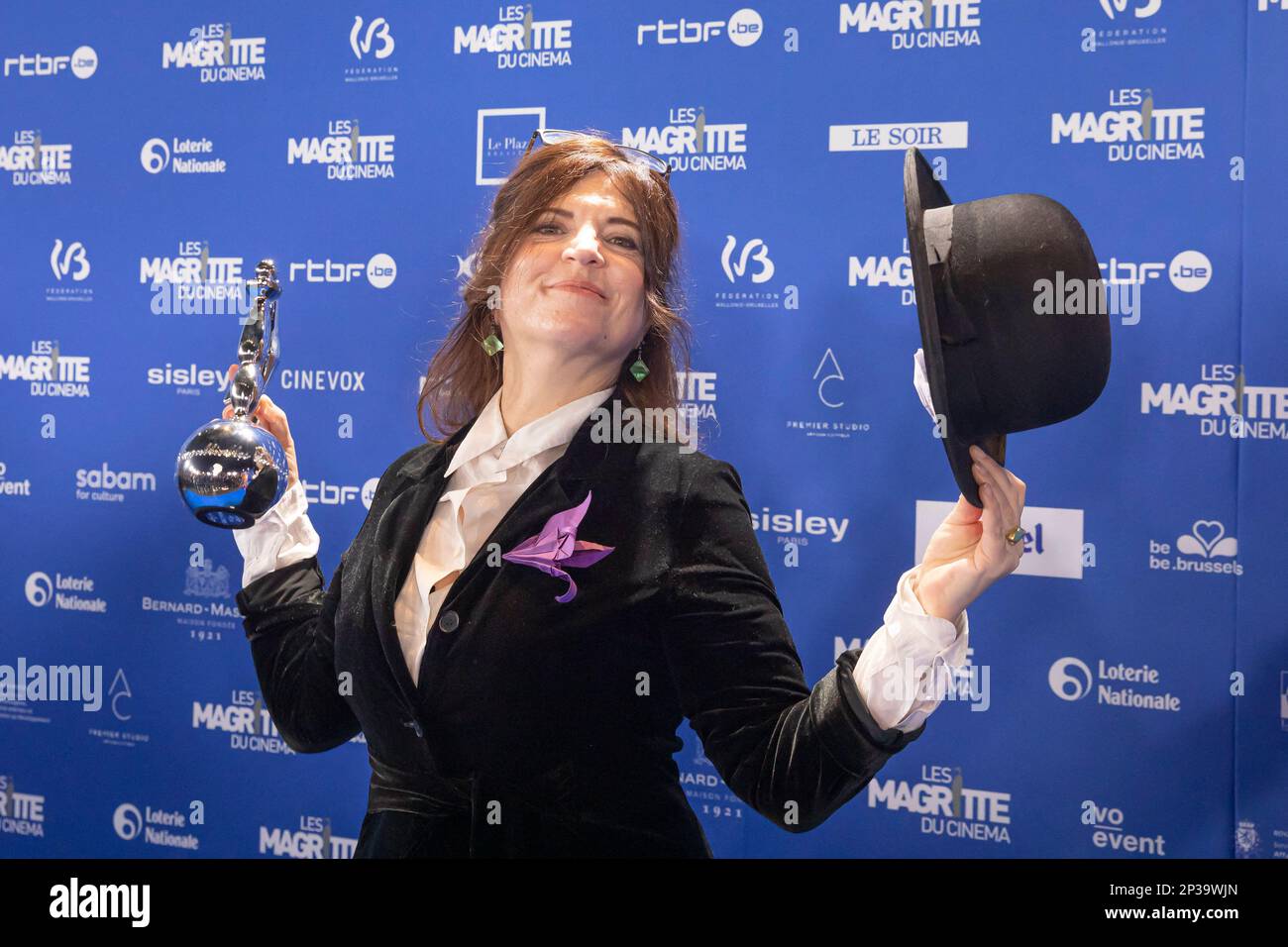 Bruxelles, Belgio. 05th Mar, 2023. Agnes Jaoui premia Magritte posa con il suo premio durante il '12th 'Les Magritte Du Cinema' Awards il 04 marzo 2023 a Bruxelles, Belgio. Foto di Sebastien Courdji/ABACAPRESS.COM Credit: Abaca Press/Alamy Live News Foto Stock