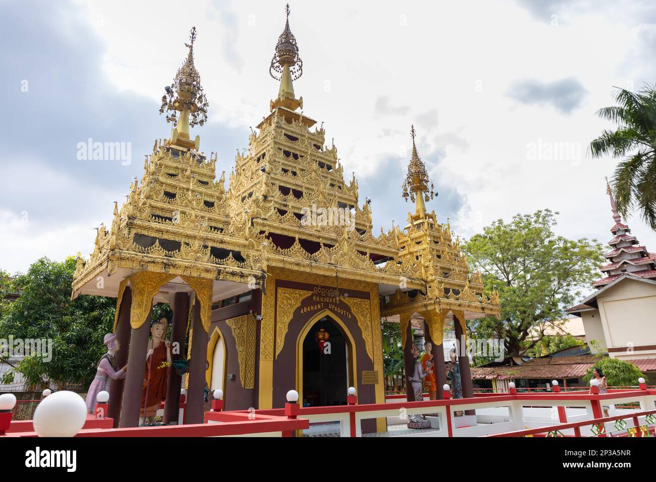 Penang / Malesia - Fabruary 22 2023: Tempio birmano Dharmikarama a georgetown Penang, Malesia Tempio birmano fuori del Myanmar con un sacco di touri Foto Stock