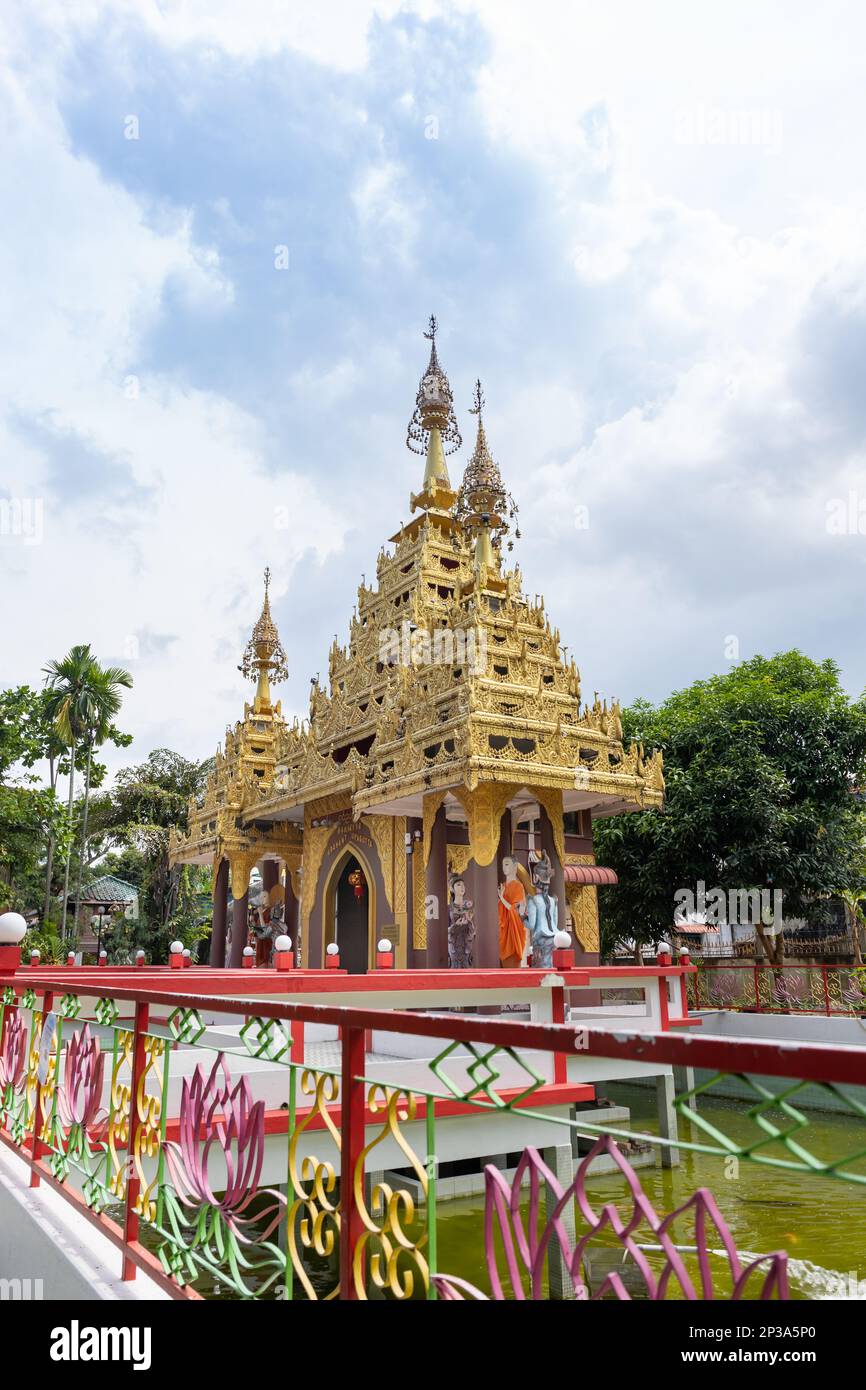 Penang / Malesia - Fabruary 22 2023: Tempio birmano Dharmikarama a georgetown Penang, Malesia Tempio birmano fuori del Myanmar con un sacco di touri Foto Stock