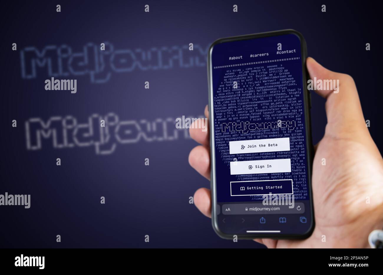 San Francisco US, 2022 dicembre: Una mano che tiene un telefono con il sito web Midjourney sullo schermo. Midjourney è un'intelligenza artificiale che crea im Foto Stock