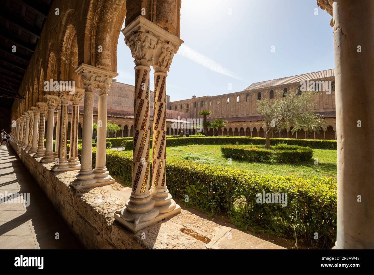 Eleganza e serenità: Un viaggio fotografico attraverso il Chiostro di Monreale. Foto Stock