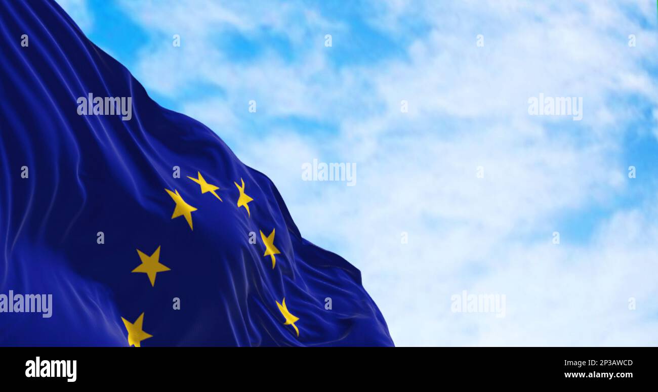 La bandiera dell'Unione europea sventola in una giornata limpida. Dodici stelle gialle su sfondo blu. Le stelle simboleggiano l'unità dei popoli europei. Foto Stock