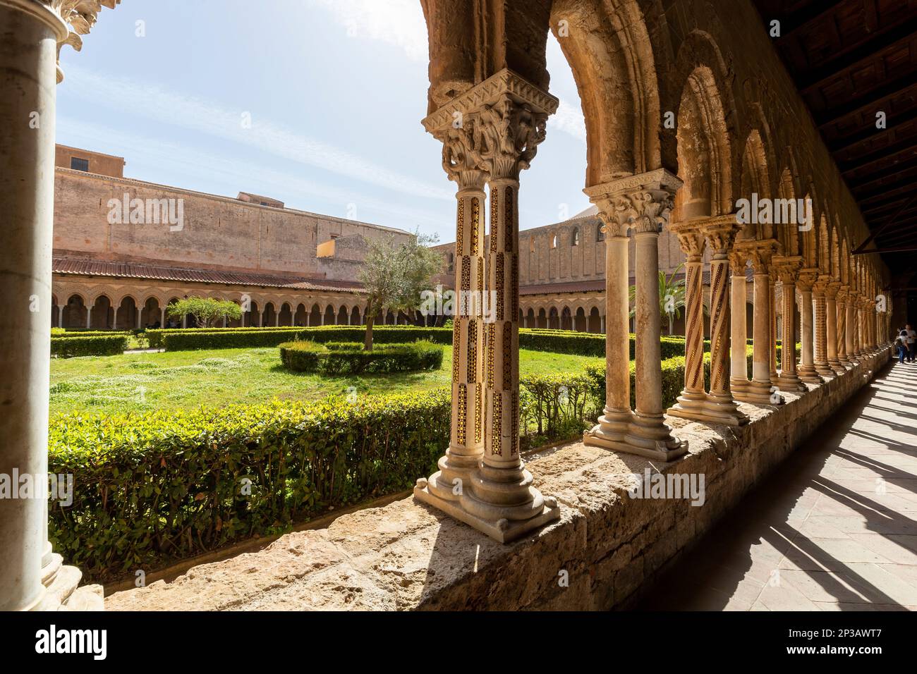 Eleganza e serenità: Un viaggio fotografico attraverso il Chiostro di Monreale. Foto Stock