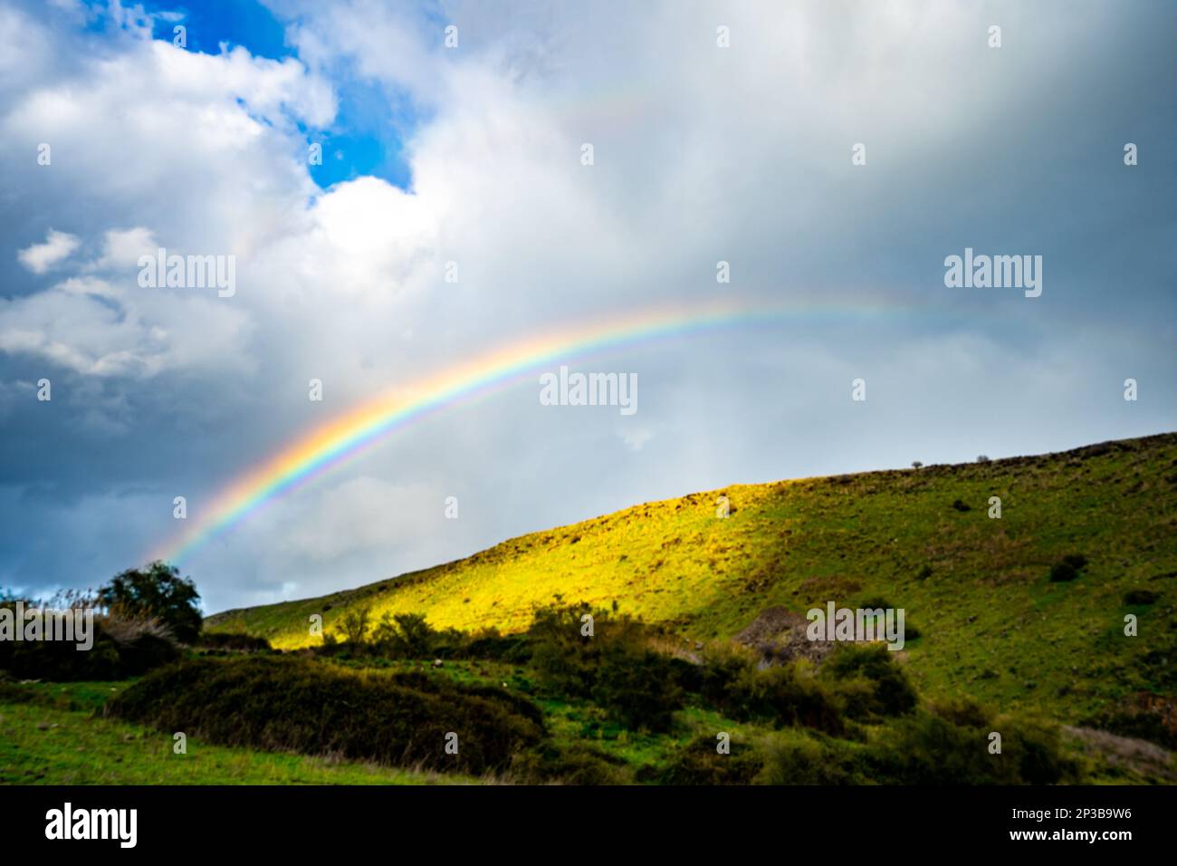 Arcobaleno nelle montagne della Galilea Inverno in Israele Foto Stock