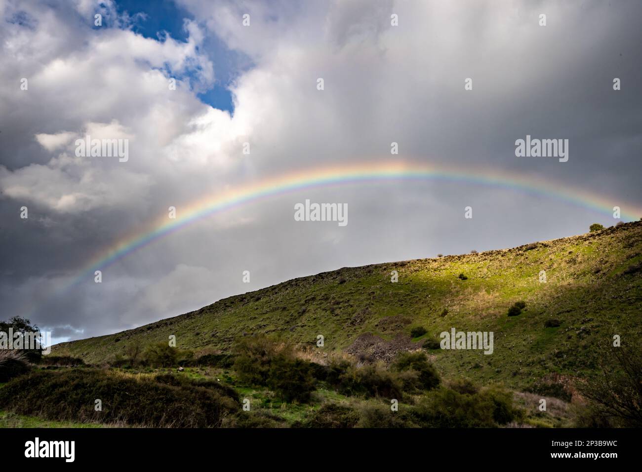 Arcobaleno nelle montagne della Galilea Inverno in Israele Foto Stock