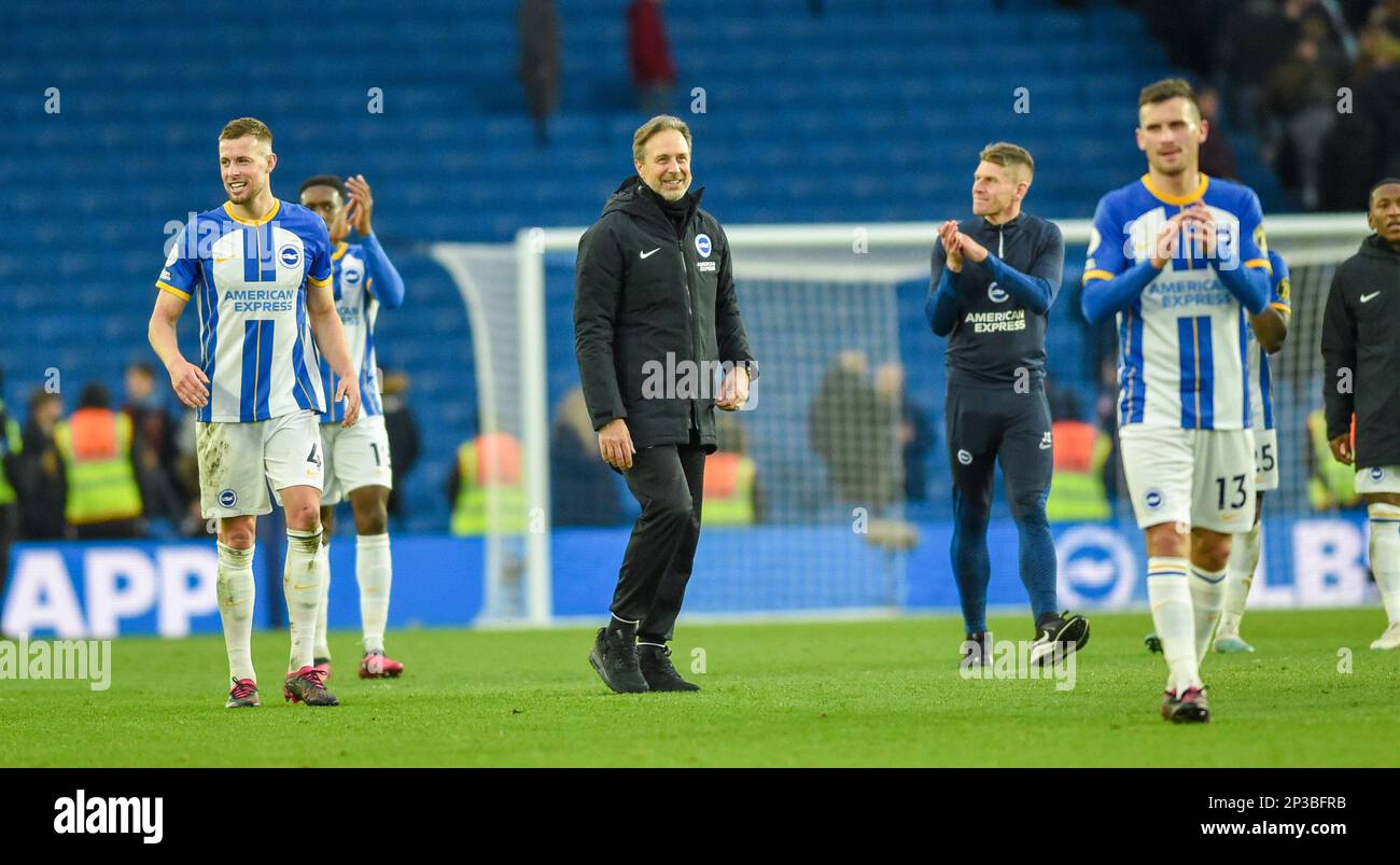 L'assistente capo allenatore di Brighton Andrea Maldera dopo la vittoria durante la partita della Premier League tra Brighton & Hove Albion e il West Ham United all'American Express Community Stadium , Brighton , UK - 4th marzo 2023. Foto Simon Dack/Telephoto immagini. Solo per uso editoriale. Nessun merchandising. Per le immagini di calcio si applicano le restrizioni di fa e Premier League inc. Nessun utilizzo di Internet/cellulare senza licenza FAPL - per i dettagli contattare Football Dataco Foto Stock