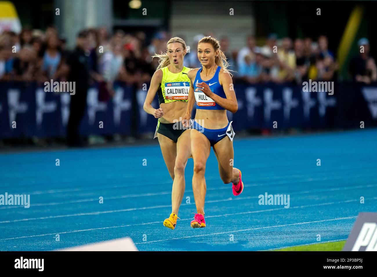 Jessica Hull (AUS) e Abbey Caldwell (AUS) in gara nel Womens 1500m allo stabilimento di Maurie si incontrano al Lakeside Stadium di Melbourne il 23/02/23. Foto Stock