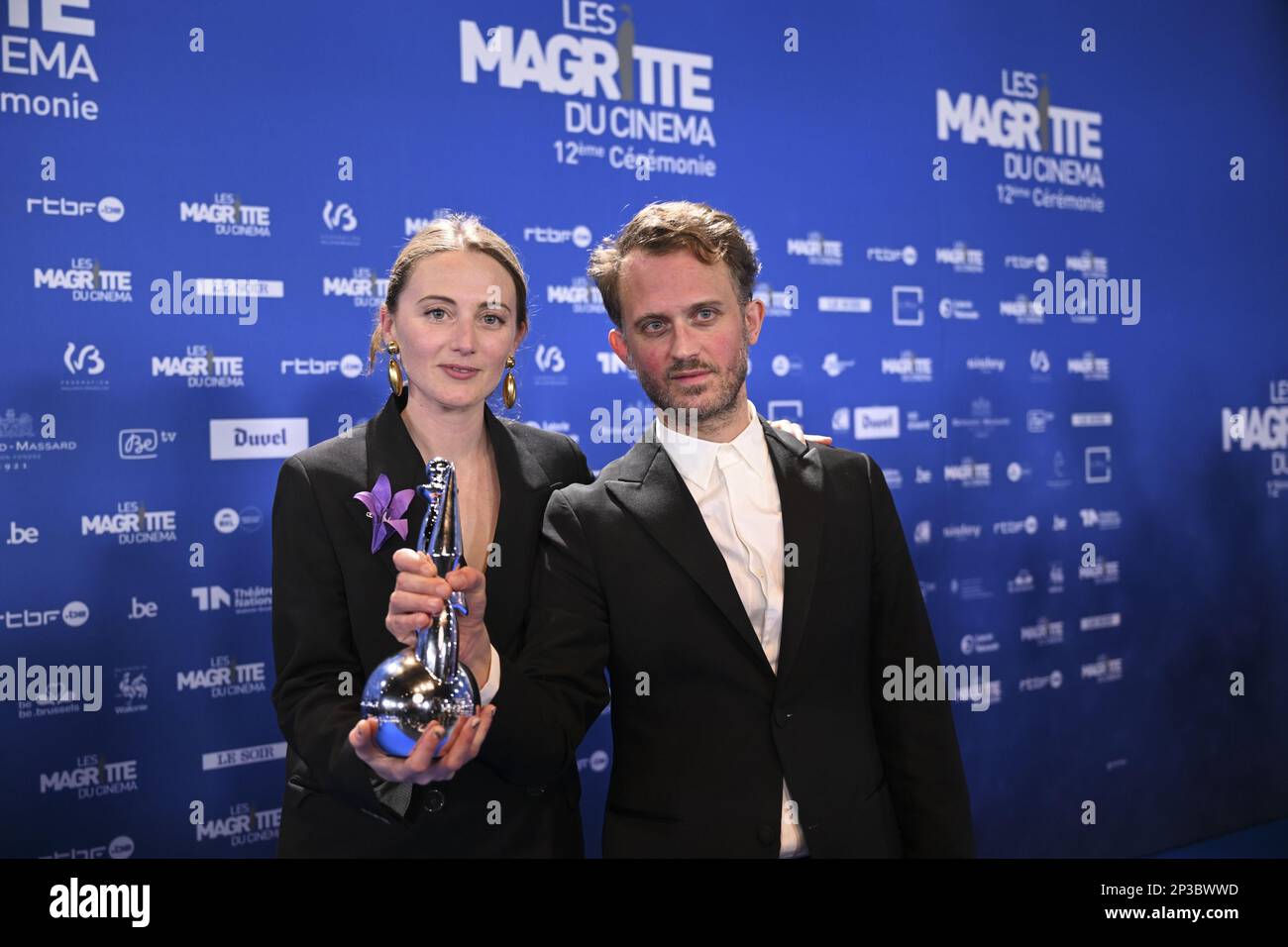 Julie Lecoustre e Emmanuel Marre si presentano con il loro premio alla 12th edizione della cerimonia di premiazione del film 'Magritte du Cinema', sabato 04 marzo 2023, a Bruxelles. I premi sono premiati ai film dei produttori belgi di lingua francese. FOTO DI BELGA LAURIE DIEFFEMBACQ Foto Stock