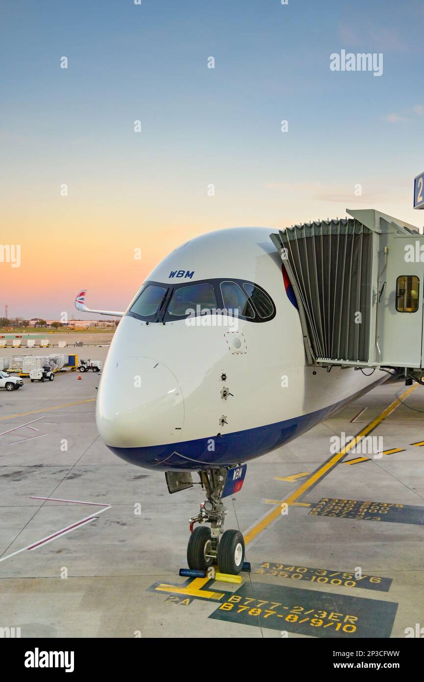 Austin, Texas - Febbraio 2023: Primo piano in vista di un jet passeggeri British Airways Airbus A350 (registrazione G-XWBM) al tramonto. Foto Stock