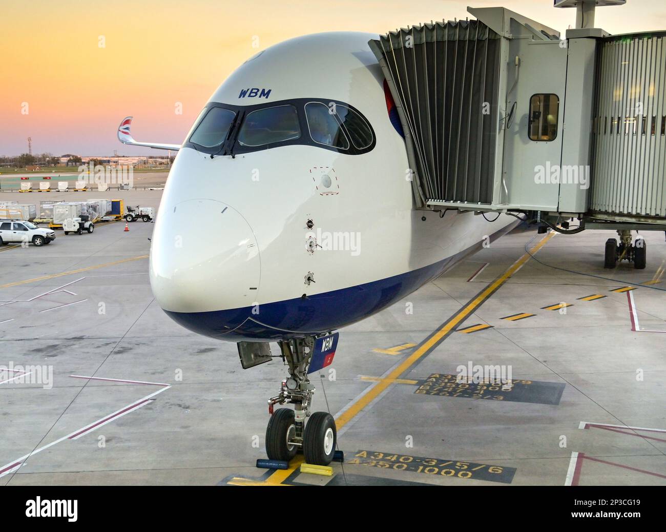 Austin, Texas - Febbraio 2023: Primo piano in vista di un jet passeggeri British Airways Airbus A350 (registrazione G-XWBM) al tramonto. Foto Stock