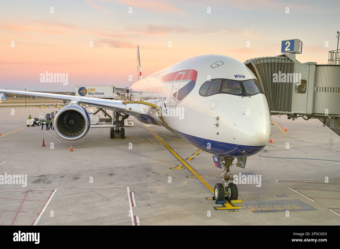 Austin, Texas - Febbraio 2023: Primo piano in vista di un jet passeggeri British Airways Airbus A350 (registrazione G-XWBM) all'aeroporto della città. Foto Stock