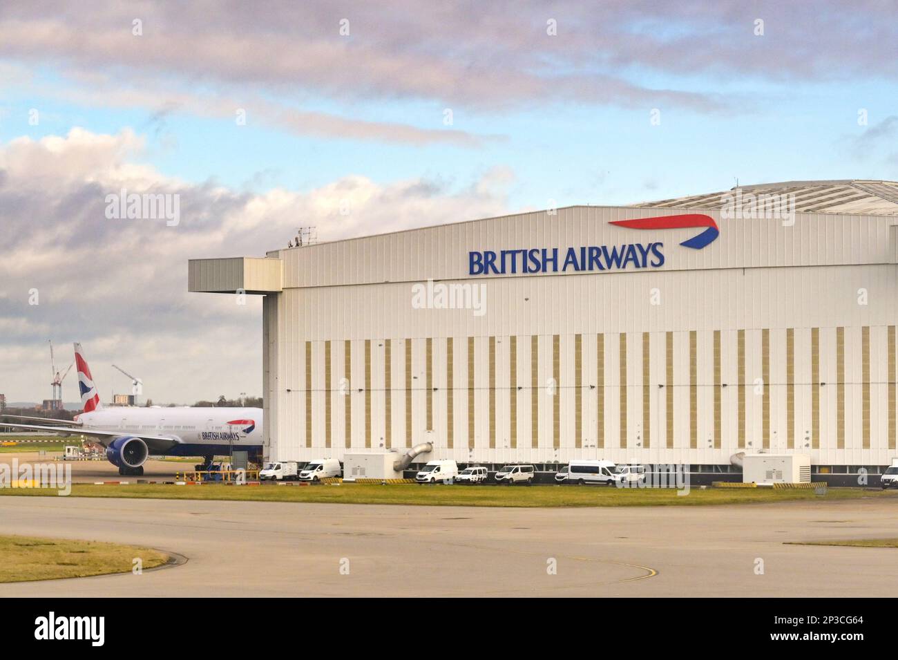 Londra, Inghilterra, Regno Unito - Gennaio 2023: Hangar di manutenzione dell'ingegneria della British Airways all'aeroporto di Heathrow Foto Stock