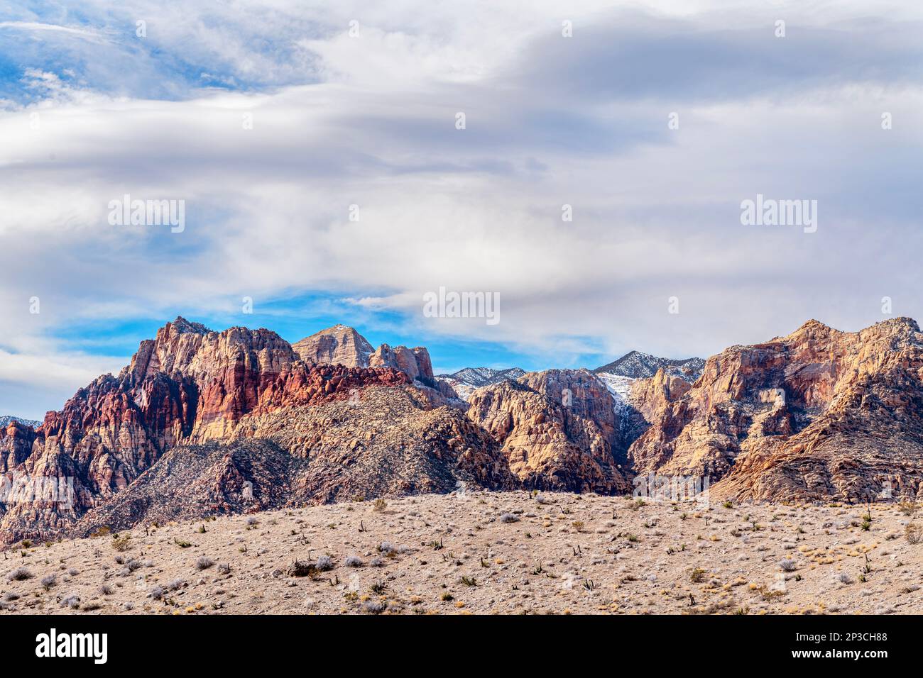 Una bella, arida, aspra e montuosa scena nella natura selvaggia del Red Rock Canyon a Las Vegas, Nevada, dove le famiglie viaggiano per l'avventura. Foto Stock