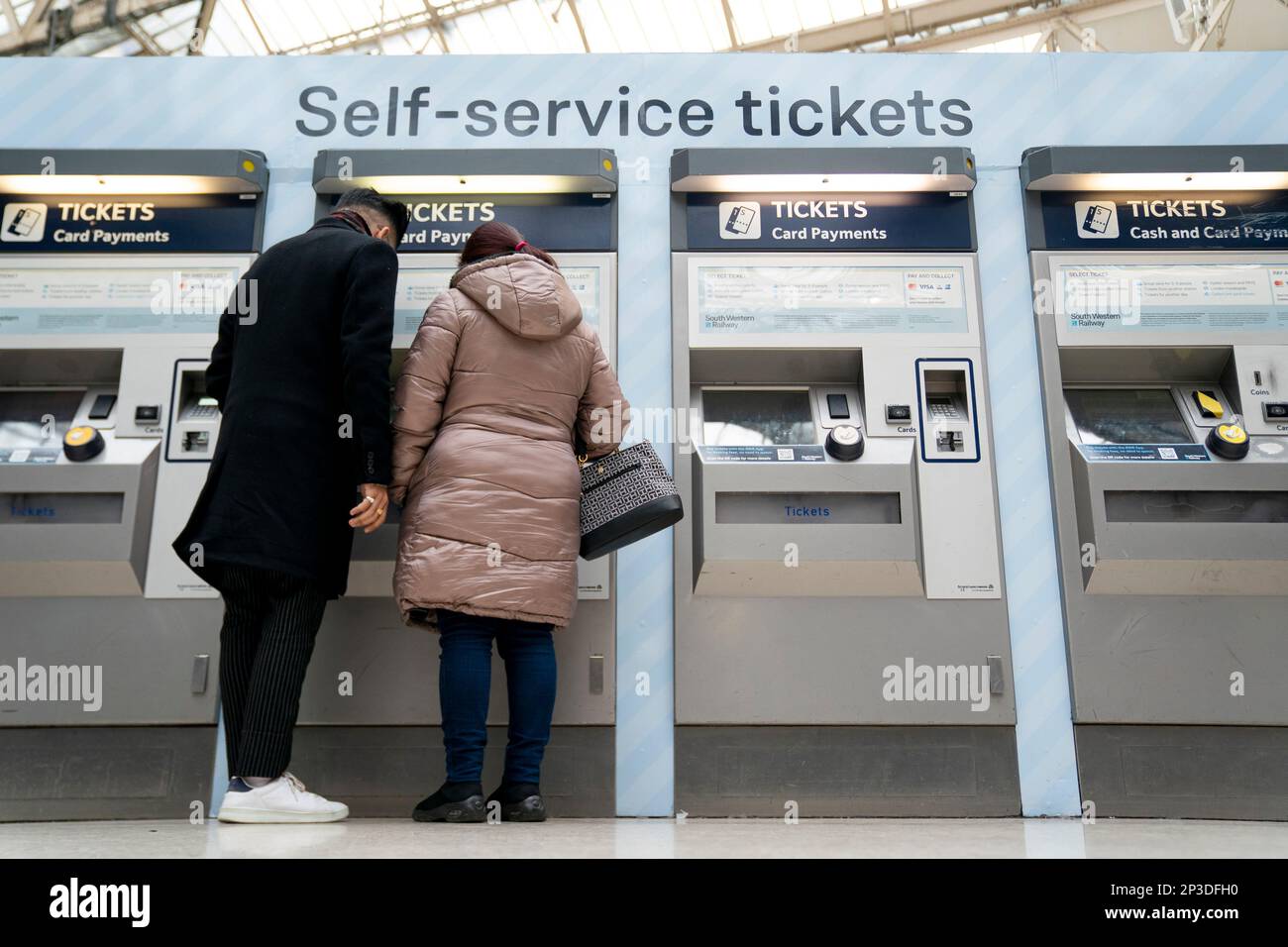 La gente usa una biglietteria alla stazione ferroviaria di Waterloo a Londra. I passeggeri ferroviari sono stati colpiti dal più grande aumento delle tariffe da più di un decennio, nonostante la scarsa affidabilità record. Le tariffe in Inghilterra e Galles sono aumentate di domenica fino al 5,9% in media, aggiungendo centinaia di sterline al costo di molti biglietti annuali per la stagione. Data immagine: Venerdì 3 marzo 2023. Foto Stock