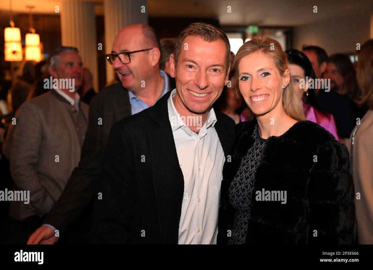 Monaco, Germania. 05th Mar, 2023. Il presentatore Markus Othmer e la sua compagna Laura Lukas si trovano in prima assoluta a Los(ge)lassen nell'ASTOR Filmlounge dell'ARRI. Credit: Felix Hörhager/dpa/Alamy Live News Foto Stock