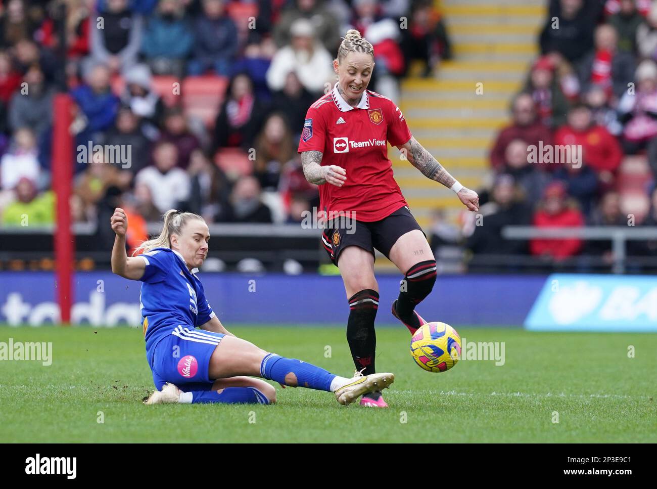 Leah Galton del Manchester United è affrontata da Josie Green di Leicester City durante la partita della Super League femminile di Barclays al Leigh Sports Village, Manchester. Data immagine: Domenica 5 marzo 2023. Foto Stock