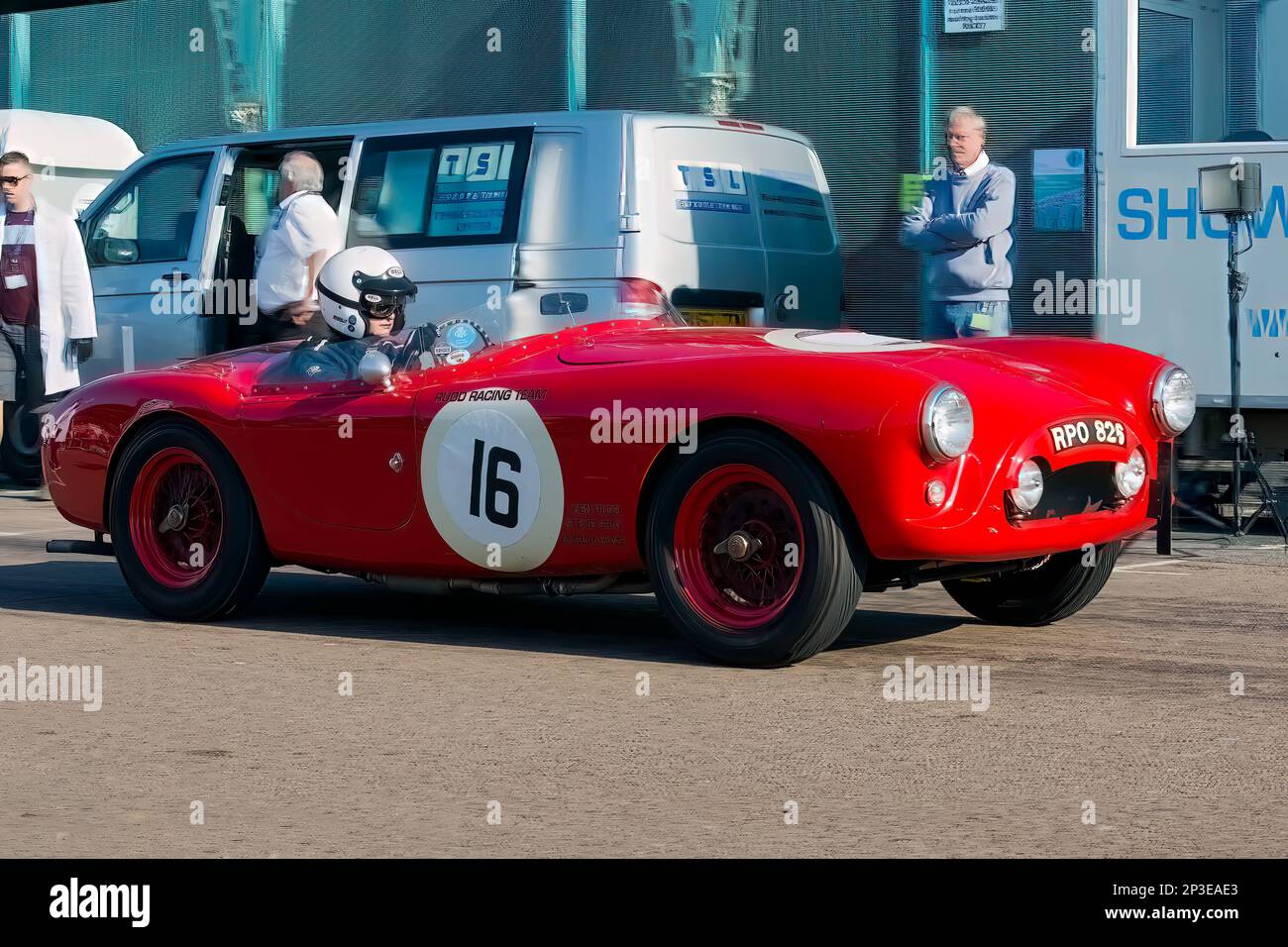 Angela Hume guida un Asso AC Rudspeed alle prove nazionali di velocità di Brighton 2017. Si tratta del più antico evento automobilistico del Regno Unito, che si svolge nella città costiera sud-orientale di Brighton. Madeira Drive è una strada che corre lungo il lungomare ed è normalmente piena di gente che esplora la spiaggia, il molo e le attrazioni locali. Oggi è trasformato in un corso di prova a tempo 1/4. 2nd settembre 2017 Foto Stock