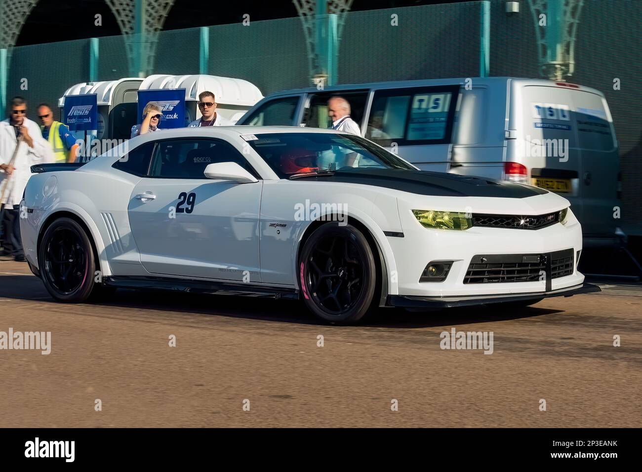 Patrick Tucker alla guida di una Chevrolet Camaro Z/28 al Brighton National Speed Trials 2017. Si tratta del più antico evento automobilistico del Regno Unito, che si svolge nella città costiera sud-orientale di Brighton. Madeira Drive è una strada che corre lungo il lungomare ed è normalmente piena di gente che esplora la spiaggia, il molo e le attrazioni locali. Oggi è trasformato in un corso di prova a tempo 1/4. 2nd settembre 2017 Foto Stock