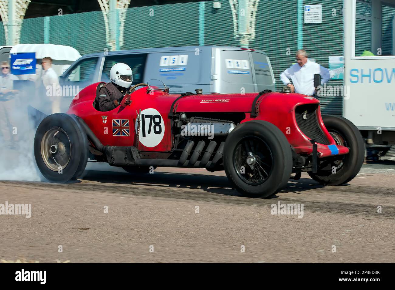 Chris Williams guida una Napier Bentley al Brighton National Speed Trials 2017. Si tratta del più antico evento automobilistico del Regno Unito, che si svolge nella città costiera sud-orientale di Brighton. Madeira Drive è una strada che corre lungo il lungomare ed è normalmente piena di gente che esplora la spiaggia, il molo e le attrazioni locali. Oggi è trasformato in un corso di prova a tempo 1/4. 2nd settembre 2017 Foto Stock