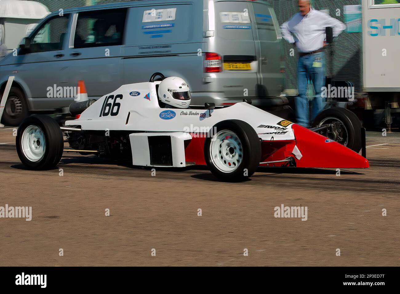 Chris Warden alla guida di una Swift FB91 Formula Ford al Brighton National Speed Trials 2017. Si tratta del più antico evento automobilistico del Regno Unito, che si svolge nella città costiera sud-orientale di Brighton. Madeira Drive è una strada che corre lungo il lungomare ed è normalmente piena di gente che esplora la spiaggia, il molo e le attrazioni locali. Oggi è trasformato in un corso di prova a tempo 1/4. 2nd settembre 2017 Foto Stock