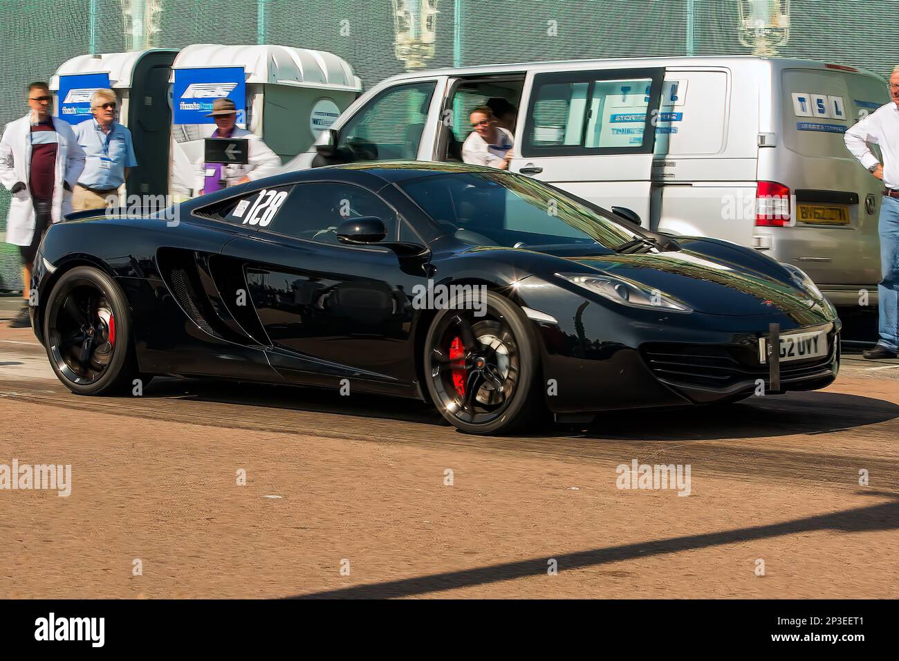 Tony Cralingbould alla guida di una McLaren 12C aka McLaren MP4-12C al Brighton National Speed Trials 2017. Si tratta del più antico evento automobilistico del Regno Unito, che si svolge nella città costiera sud-orientale di Brighton. Madeira Drive è una strada che corre lungo il lungomare ed è normalmente piena di gente che esplora la spiaggia, il molo e le attrazioni locali. Oggi è trasformato in un corso di prova a tempo 1/4. 1st settembre 2017. Foto Stock