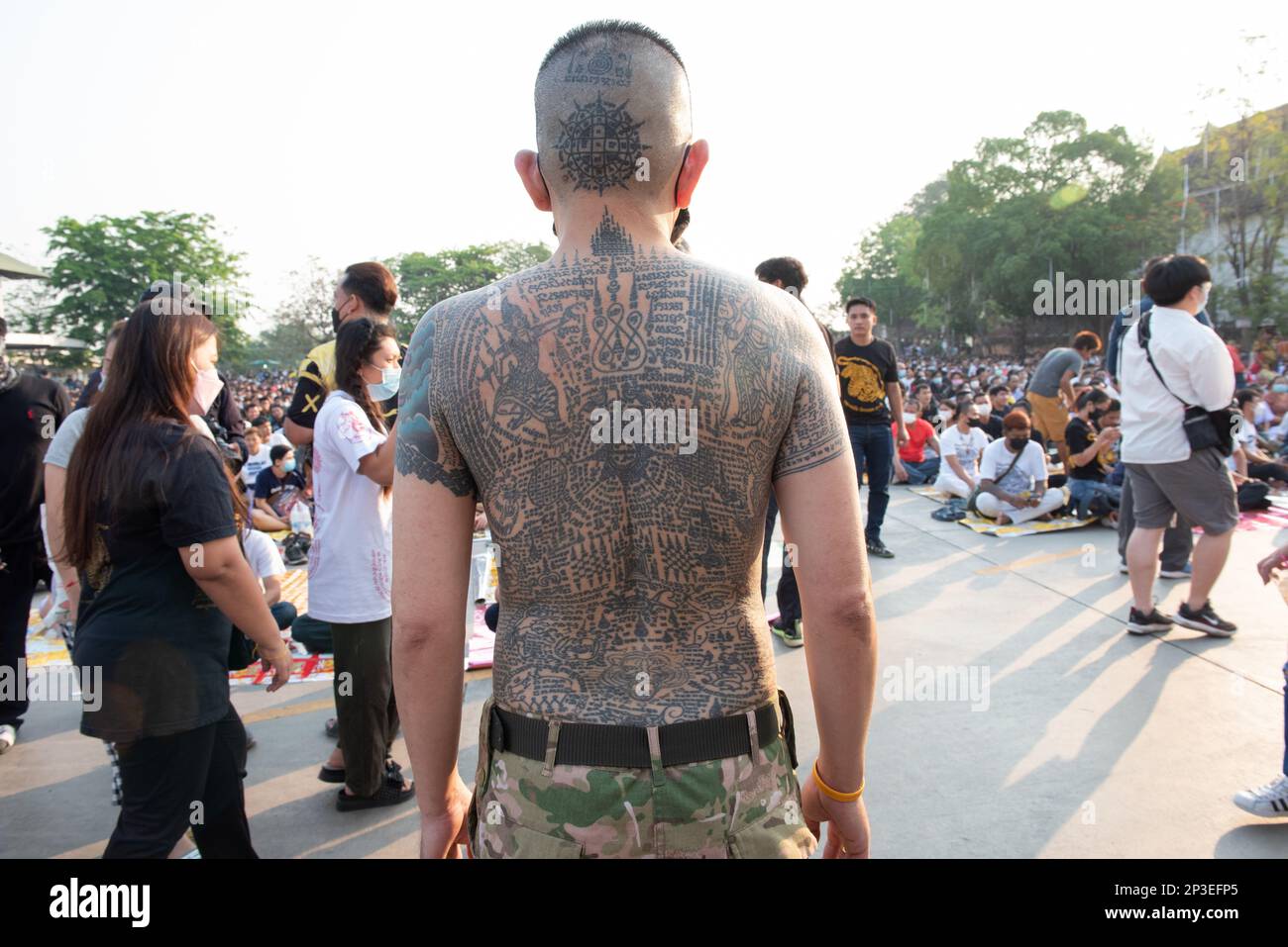 4 marzo 2023, Nakhon Chai si, Provincia di Nakhon Pathom, Thailandia: Il discepolo si riunisce al tradizionale Sak Yant Festival 2023 al tempio di Bang Phra, Provincia di Nakhon Pathom (a ovest di Bangkok), thailandia il 4 marzo 2023. Mostrare rispetto e culto Maestro tatuaggio. (Credit Image: © Teera Noisakran/Pacific Press via ZUMA Press Wire) SOLO PER USO EDITORIALE! Non per USO commerciale! Foto Stock