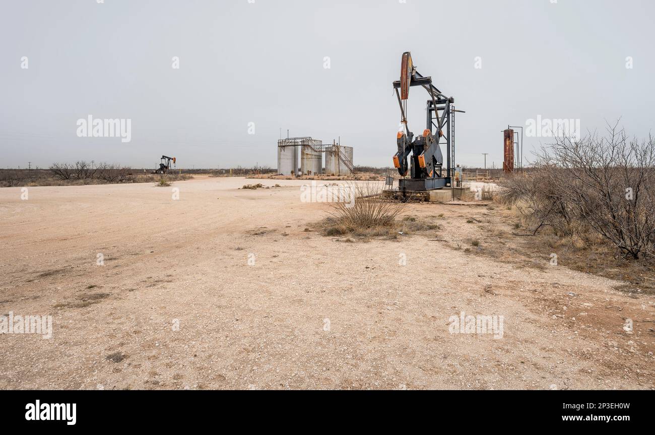 Petrolio bene zucca con serbatoi di stoccaggio nel deserto vicino Eunice, New Mexico Foto Stock