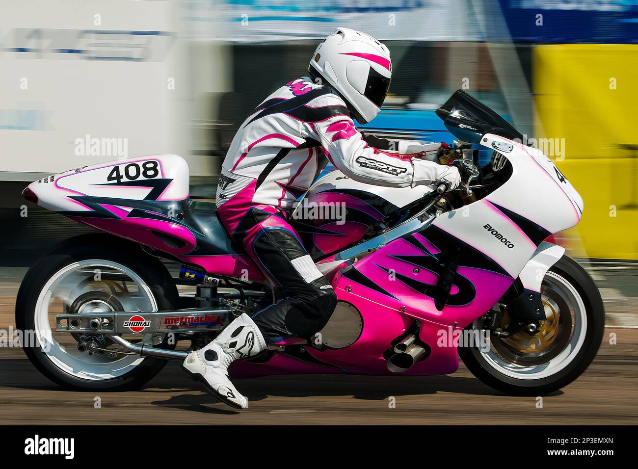 Concorrenti che si preparano e corrono in varie categorie al Brighton National Speed Trials 2015, Madeira Drive, Brighton, East Sussex, UK. Questa immagine presenta Roger Simmons sulla sua Suzuki Hayabusa Turbo che inizia il quarto miglio dritto cronometro contro il tempo. 1st settembre 2018 Foto Stock