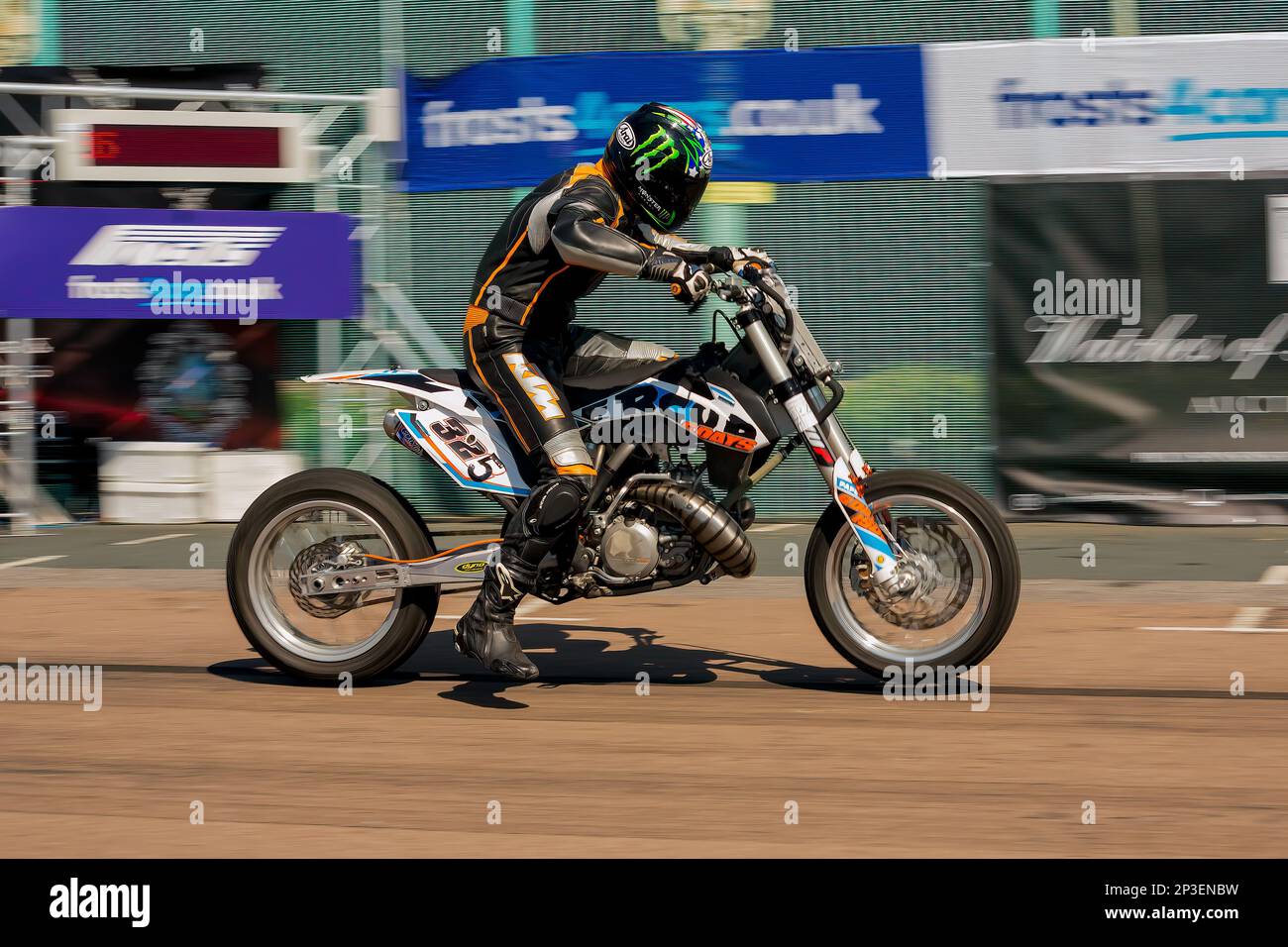 Andrew Embling in sella a un KTM XC 320 al Brighton Speed Trials 2017. Si tratta del più antico evento automobilistico del Regno Unito, che si svolge nella città costiera sud-orientale di Brighton. Madeira Drive è una strada che corre lungo il lungomare ed è normalmente piena di gente che esplora la spiaggia, il molo e le attrazioni locali. Oggi è trasformato in un corso di prova a tempo 1/4. 1st settembre 2018 Foto Stock