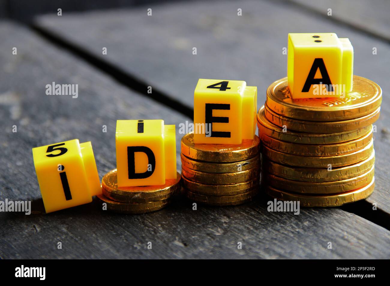 Idea concetto creativo. Monete d'oro su sfondo vintage. Foto Stock
