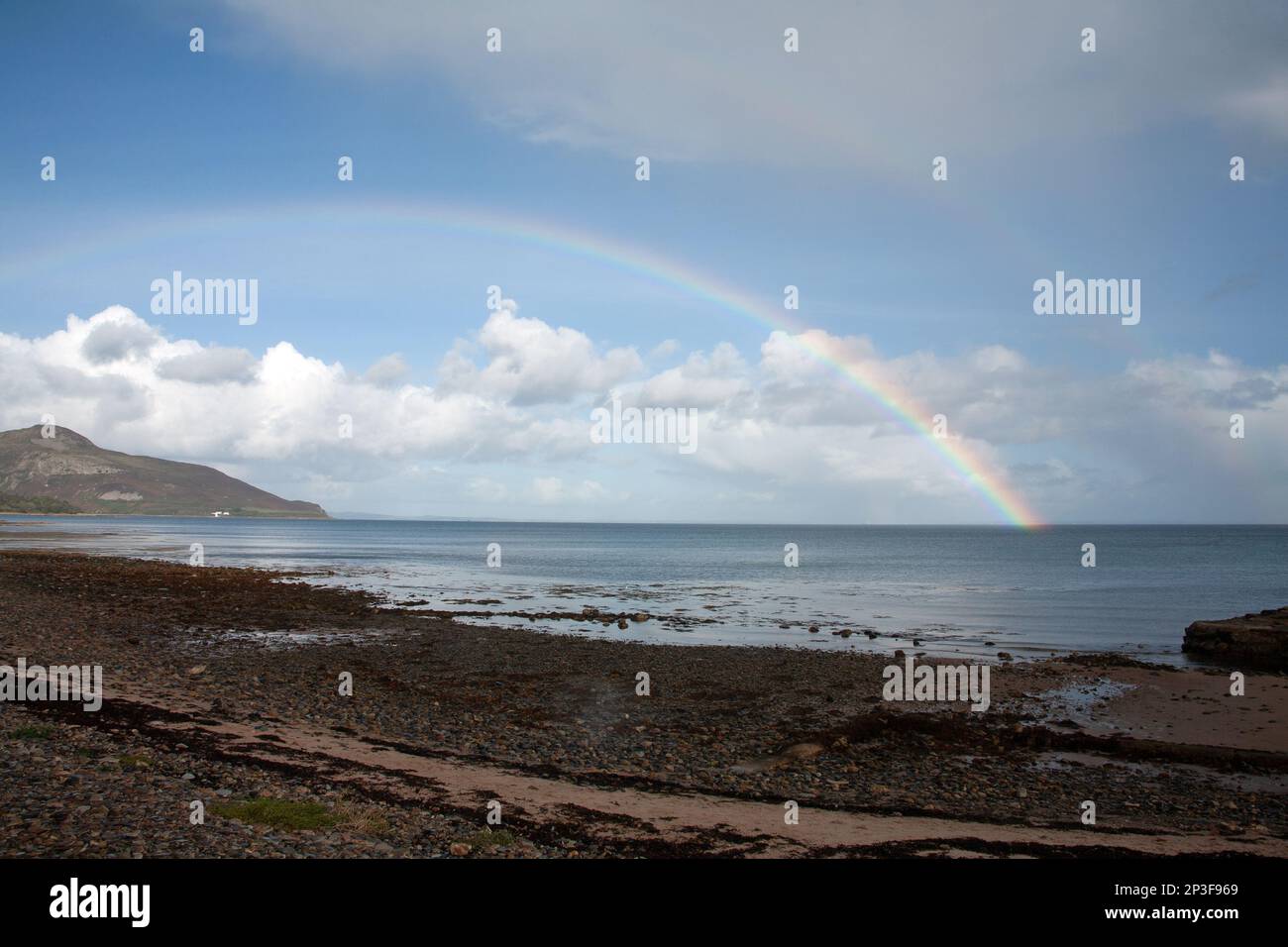 Arcobaleno incorniciato Holy Island visto da Whiting Bay l'isola di Arran Ayrshire Scozia Foto Stock