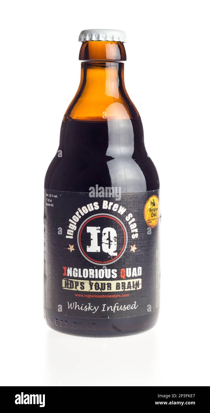 Bottiglia di birra belga IQ Inglorious Quad isolata su sfondo bianco Foto Stock