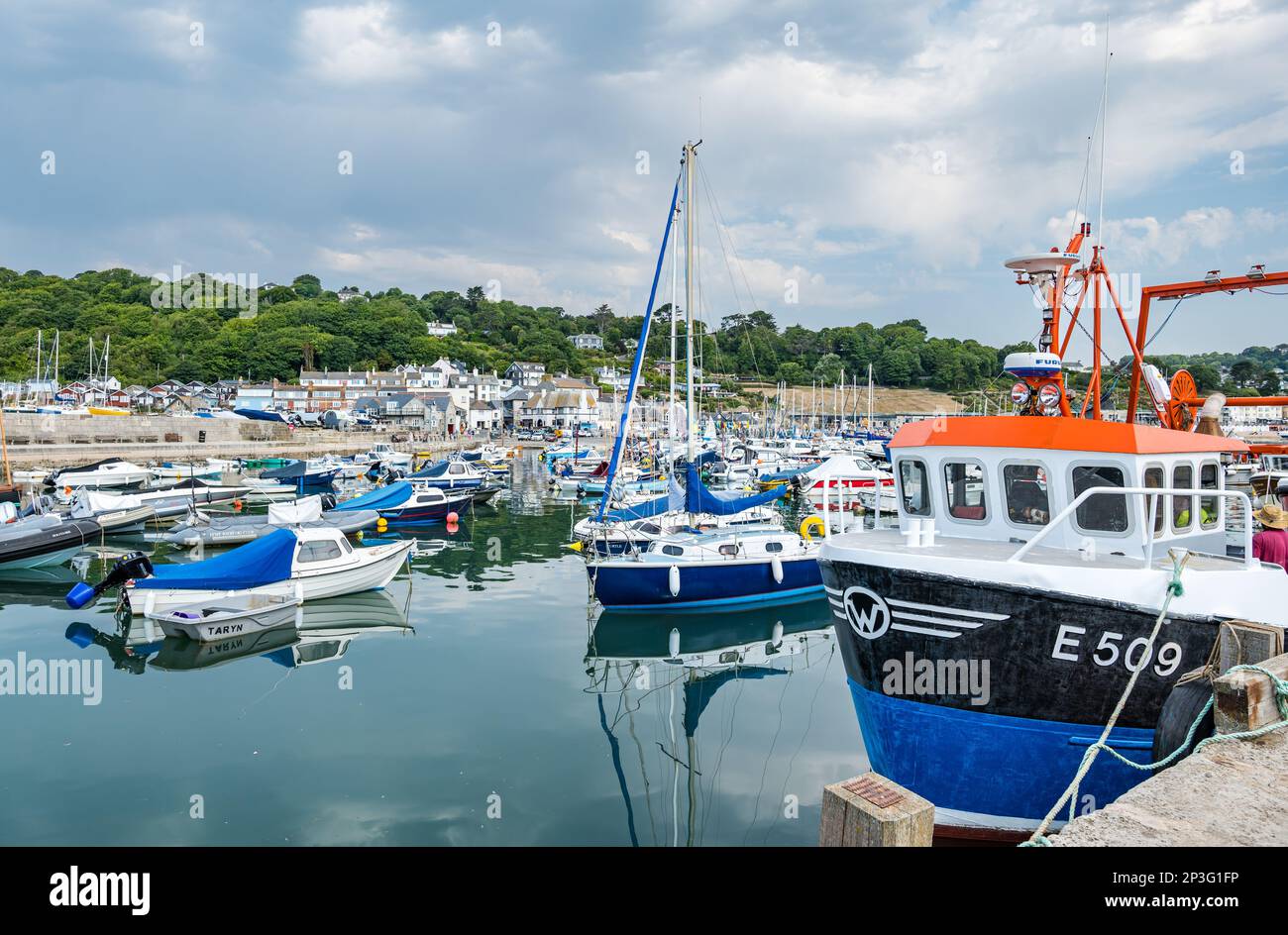 Barche da pesca e barche a vela in porto in estate, Lyme Regis, Dorset, Inghilterra, Regno Unito Foto Stock