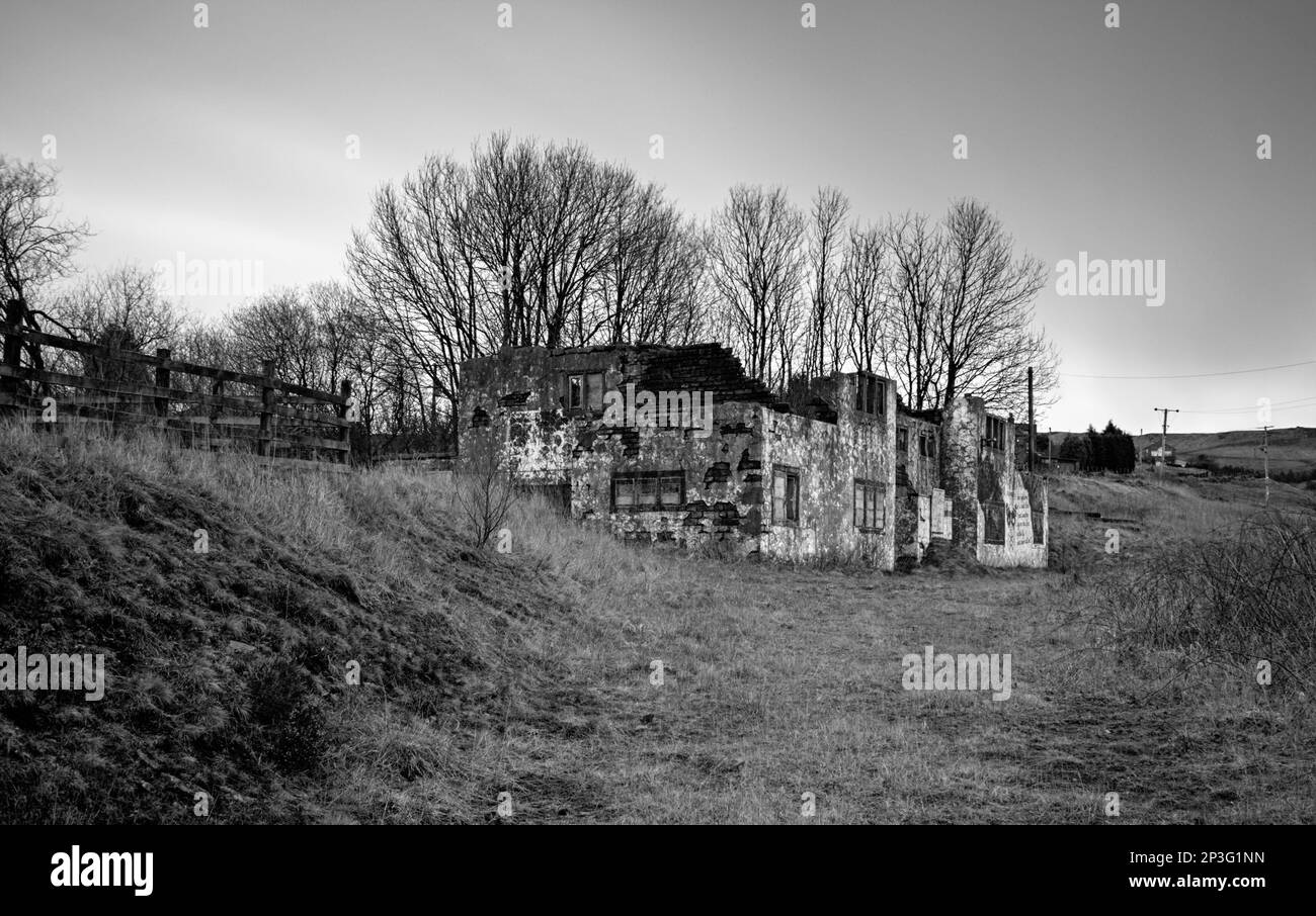 L'ex Horse and Jockey Pub rovina accanto alla A62 Huddersfield Road a Blak Hey Nook, Castleshaw vicino Standedge, Saddleworth Foto Stock