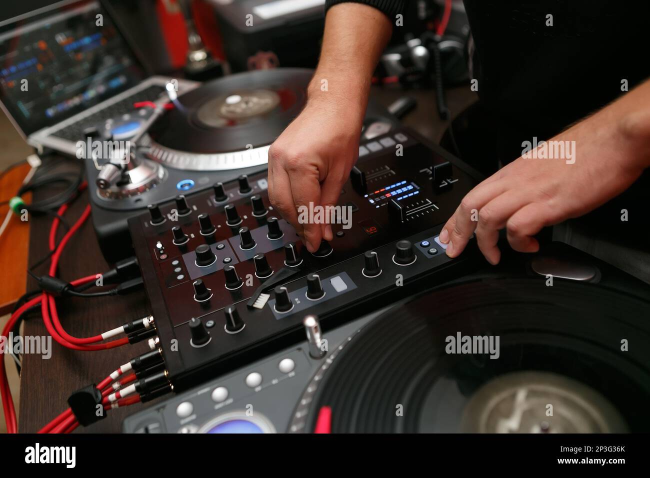 Hip hop DJ mixare dischi in vinile sul girello in primo piano. Il jockey su  disco professionale riproduce musica con mixer audio e giradischi Foto  stock - Alamy