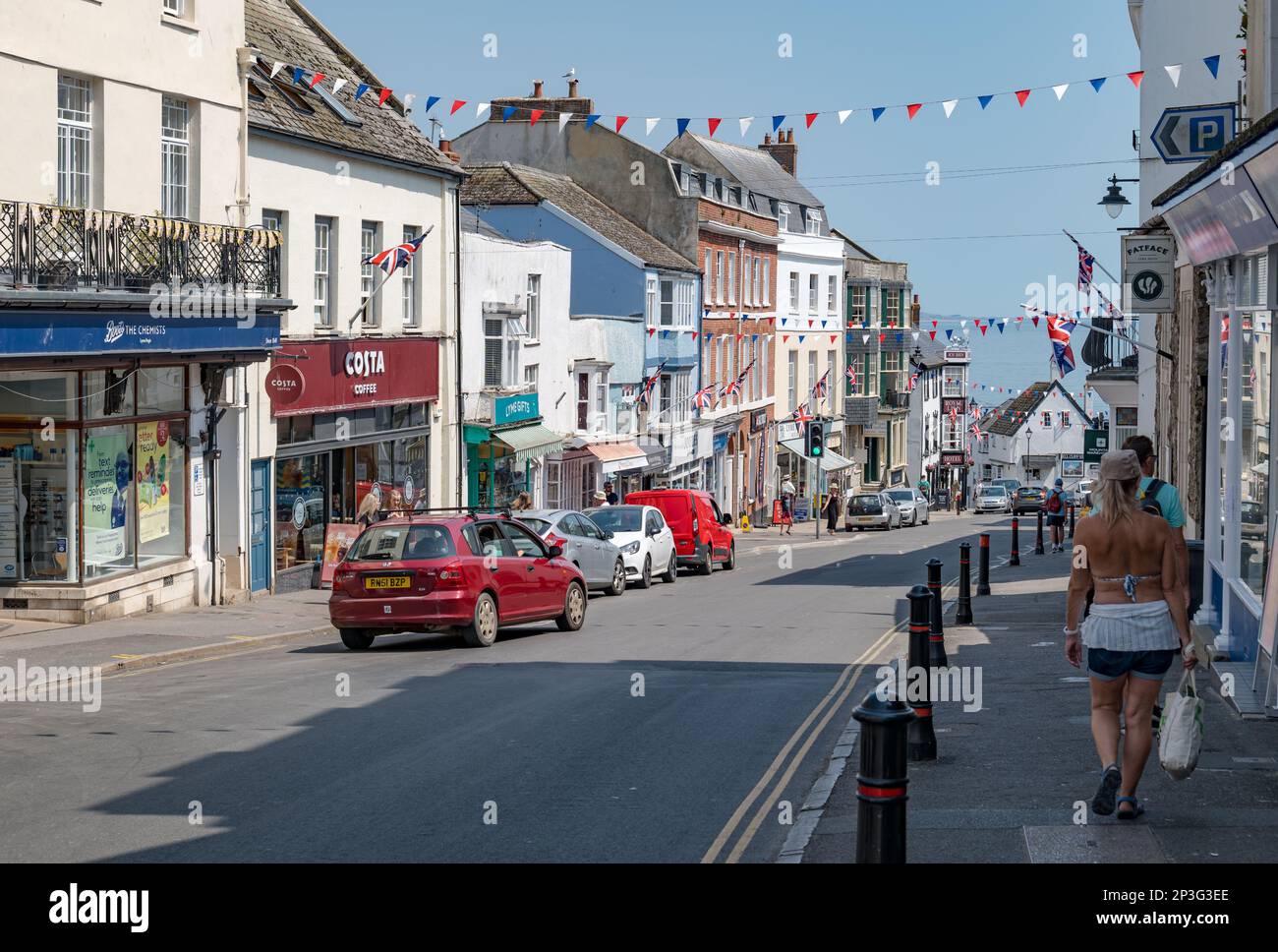 Vista dei negozi di Broad Street con la farmacia Boots e i caffè Costa, Lyme Regis, Dorcst, Inghilterra, Regno Unito Foto Stock