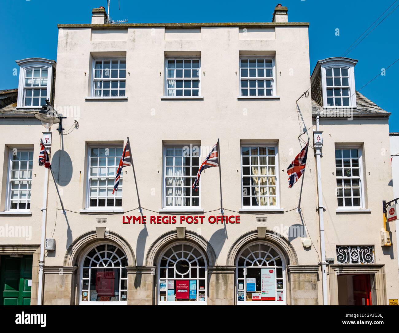 Edificio dell'ufficio postale di Broad Street con le bandiere di Union Jack che celebrano il Giubileo, Lyme Regis, Dorset, Inghilterra, Regno Unito Foto Stock