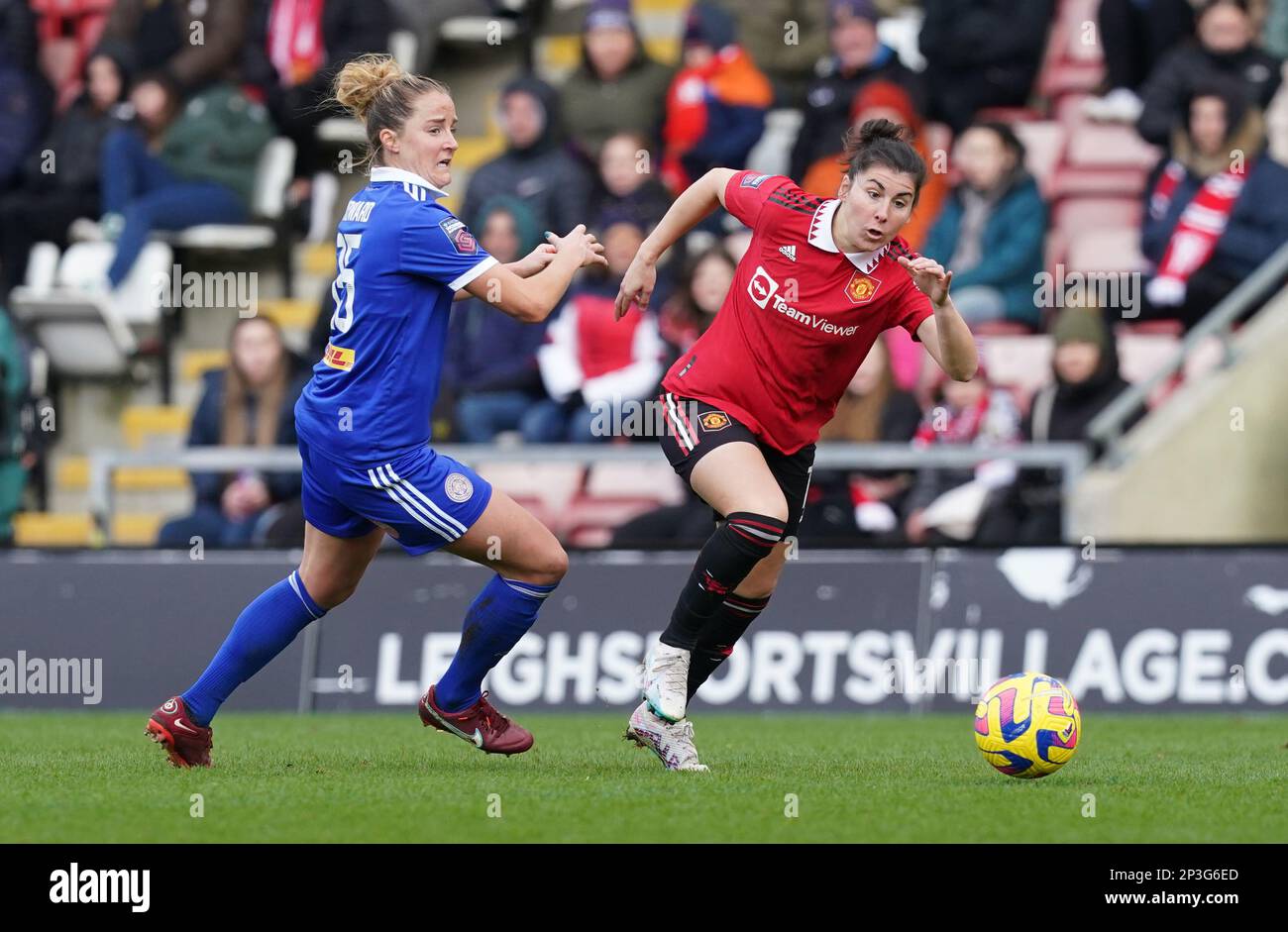 Lucia Garcia del Manchester United (a destra) si allontana dalla Sophie Howard di Leicester City durante la partita della Super League delle donne Barclays al Leigh Sports Village, Manchester. Data immagine: Domenica 5 marzo 2023. Foto Stock
