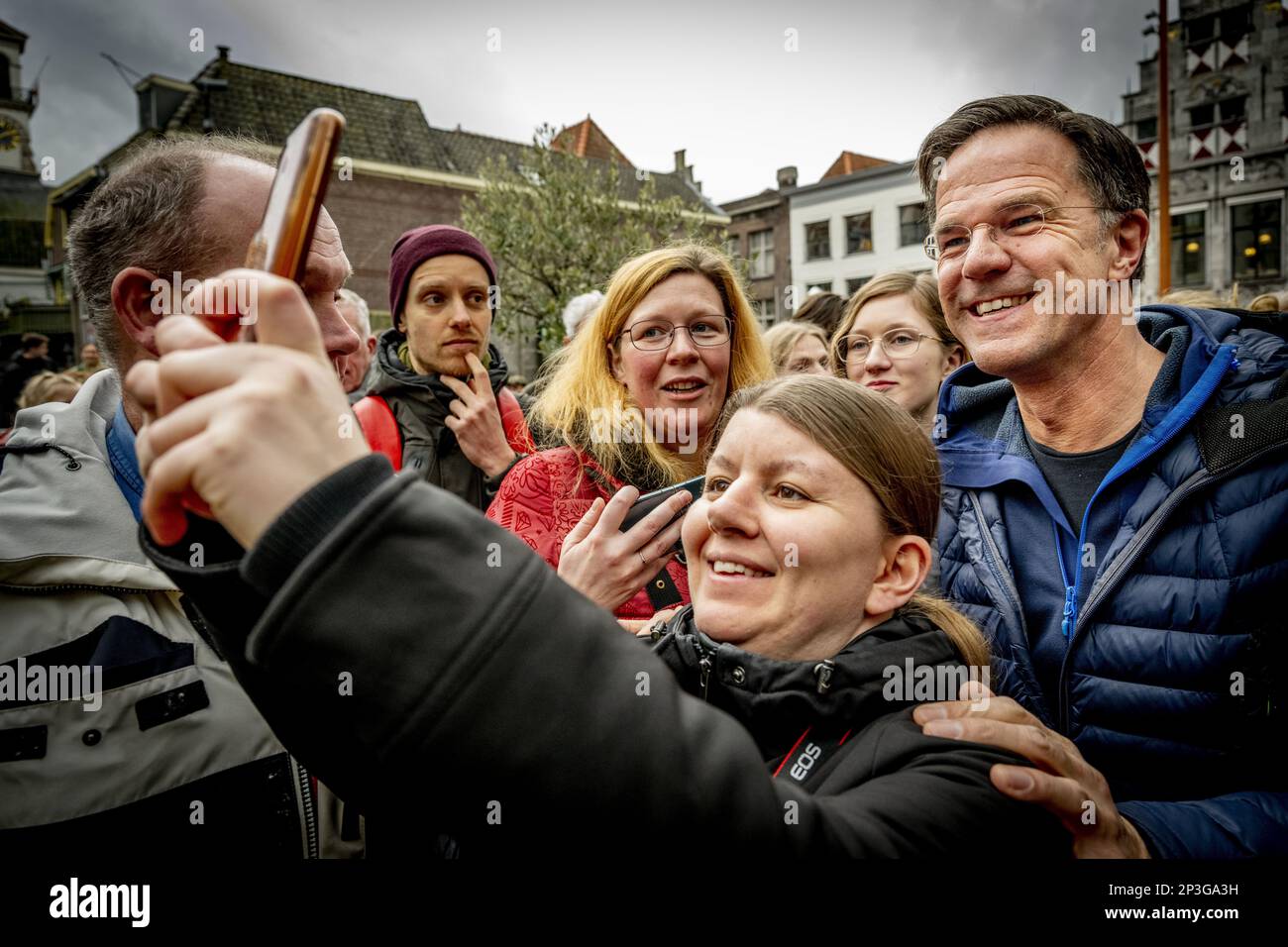 DORDRECHT - il primo Ministro Mark Rutte si sta battendo per le elezioni del Consiglio Provinciale. Il VVD ha dato il via alla campagna nel centro di Dordrecht. ANP ROBIN UTRECHT olanda fuori - belgio fuori Foto Stock