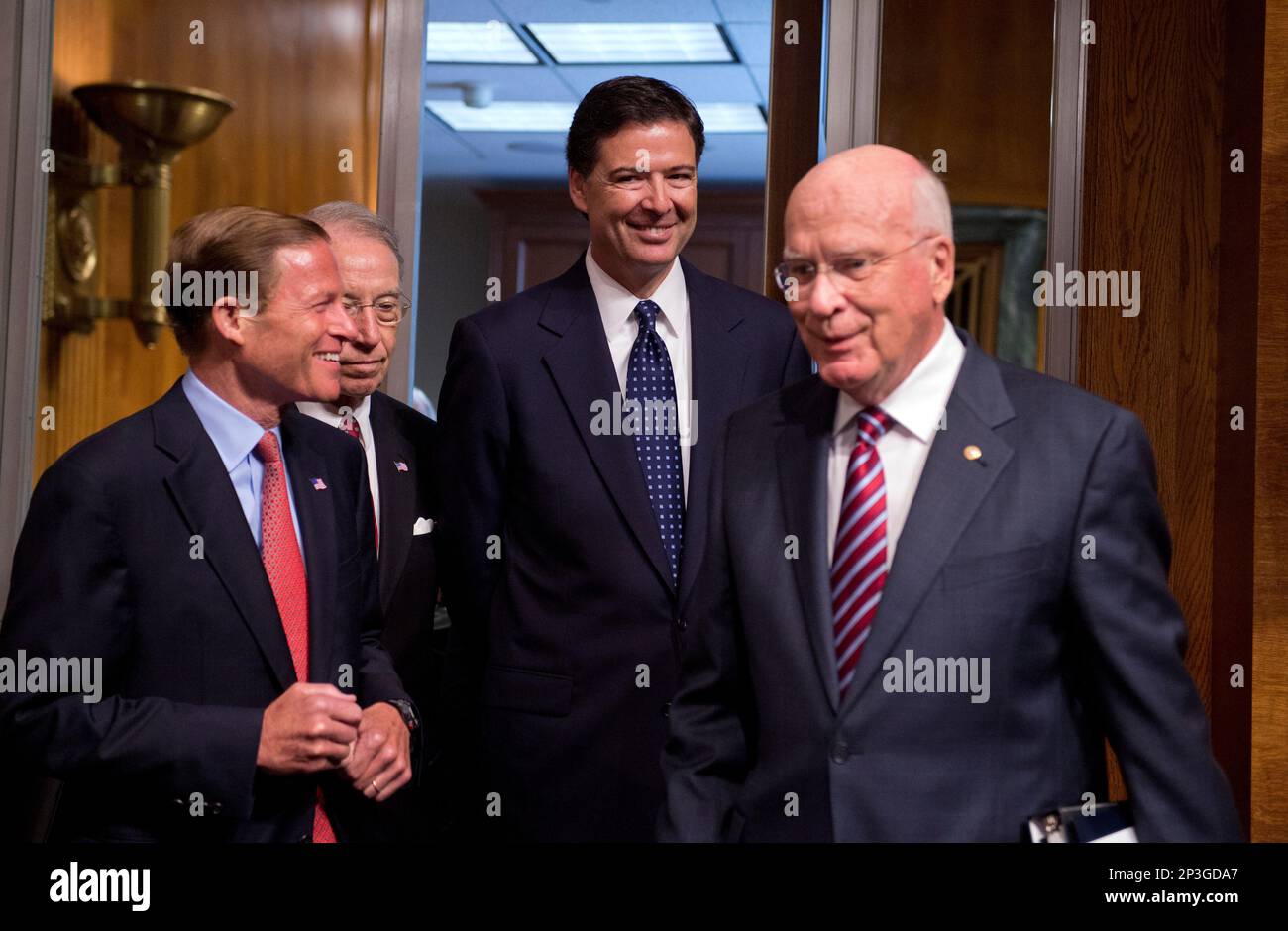 UNITED STATES - JULY 9: James Comey, center, nominee for FBI Director, is seen with Chairman Pat Leahy, D-Vt., right, Richard Blumenthal, D-Conn., left, and Sen. Chuck Grassley, R-Iowa, ranking member, before his his conformation hearing in Senate Judiciary Committee in Dirksen Building. (Photo By Tom Williams/CQ Roll Call) (CQ Roll Call via AP Images) Foto Stock