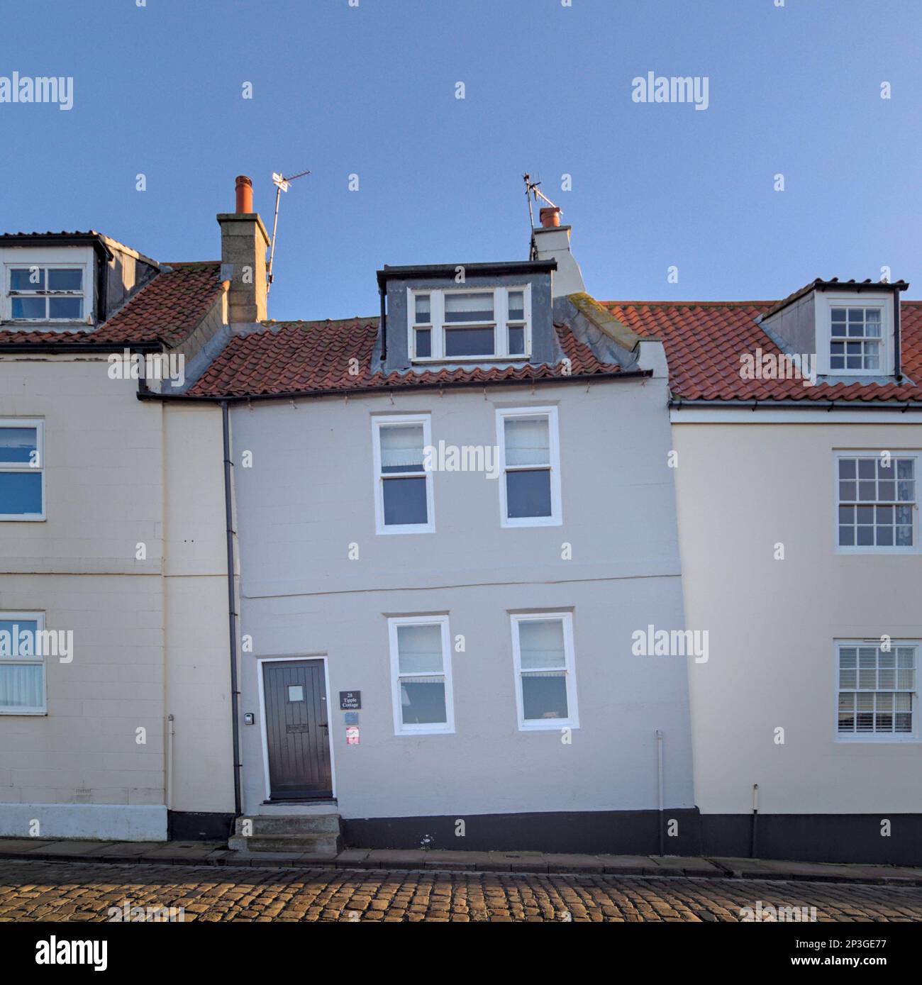 'Tipple Cottage' casa storta su Henrietta St, Whitby, North Yorkshire Foto Stock