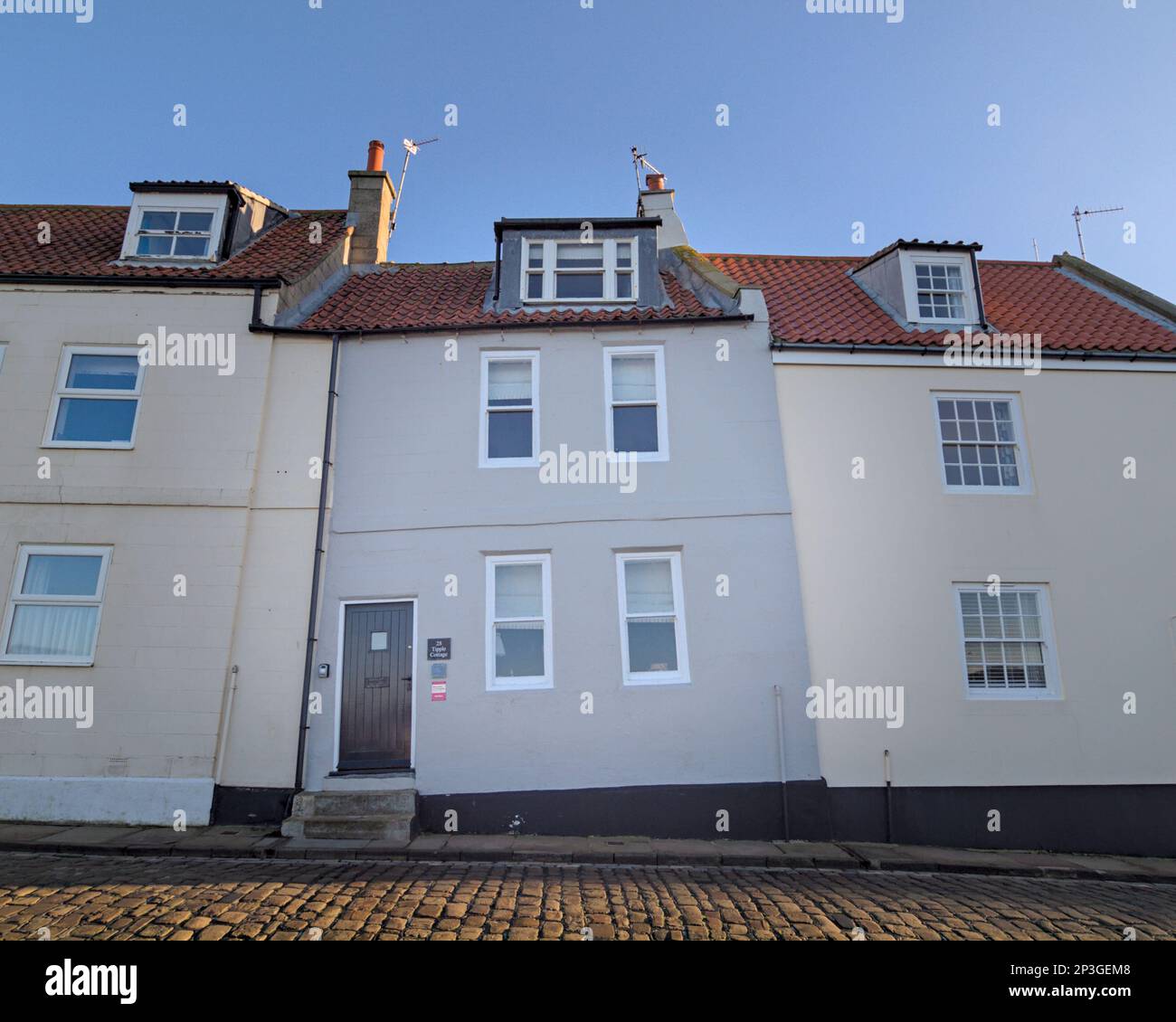 'Tipple Cottage' casa storta su Henrietta St, Whitby, North Yorkshire Foto Stock